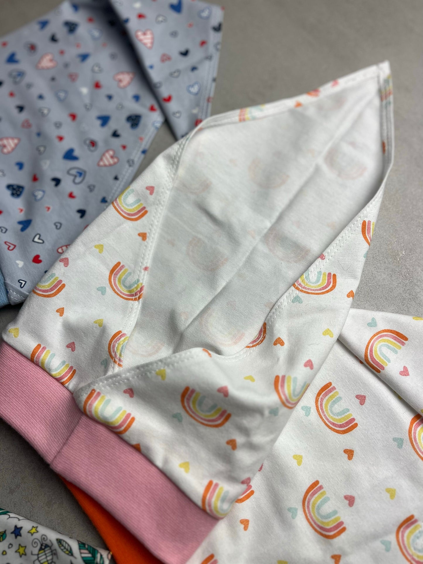 Handgemachtes Kinder Kopftuch – Innenseite, 3 Farben sichtbar | OhMamaLina