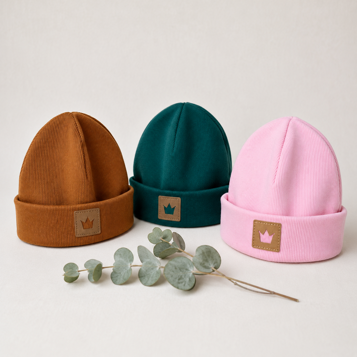 Handgemachte Hipster Beanie Mützen in drei Farben – Rostbraun (links), Tannengrün (Mitte), Rosa (rechts) mit Kronen-Label | OhMamaLina