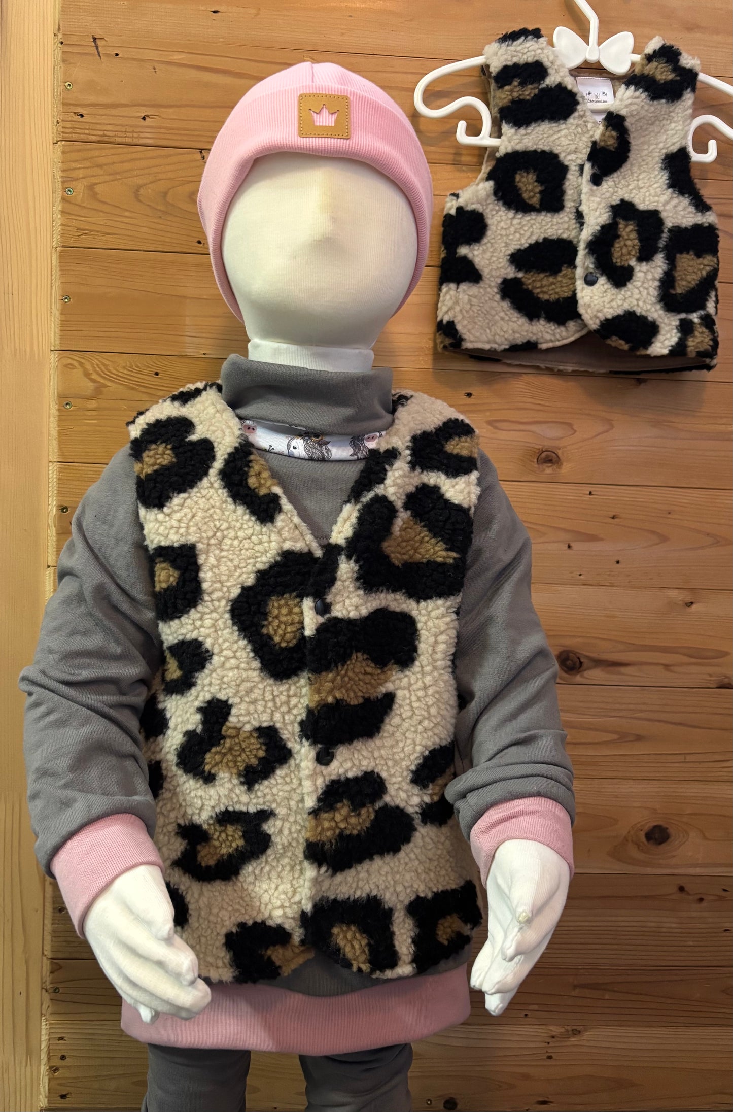 Handgemachte Leo Weste Teddy-Plüsch für Kinder – Frontansicht an Puppe | kleinste größe Hintergrund OhMamaLina