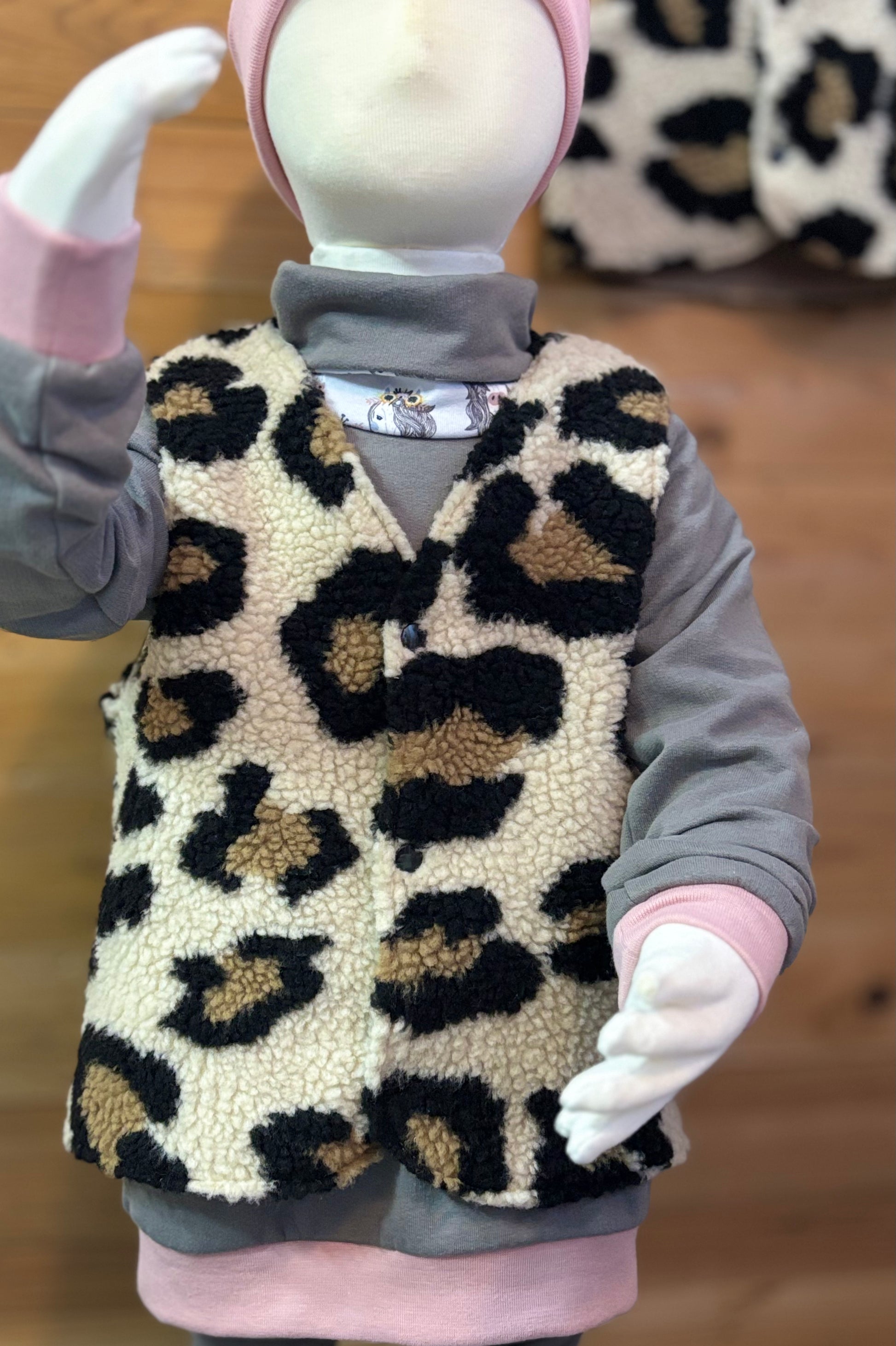 Handgemachte Leo Weste Teddy-Plüsch für Kinder – Frontansicht an Puppe | OhMamaLina