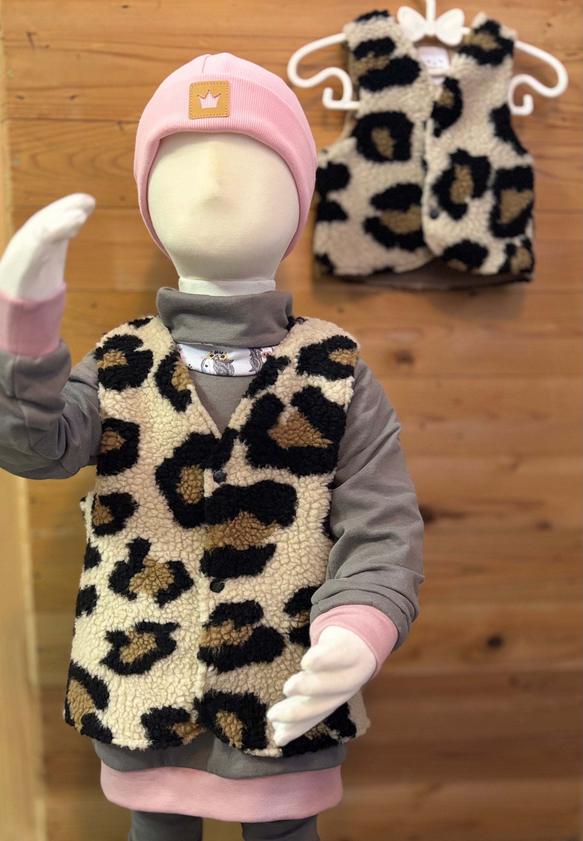 Handgemachte Leo Weste Teddy-Plüsch für Kinder – Frontansicht an Puppe | OhMamaLina