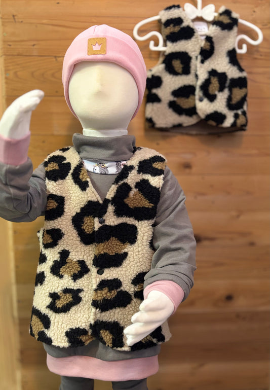 Handgemachte Leo Weste Teddy-Plüsch für Kinder – Frontansicht an Puppe | OhMamaLina
