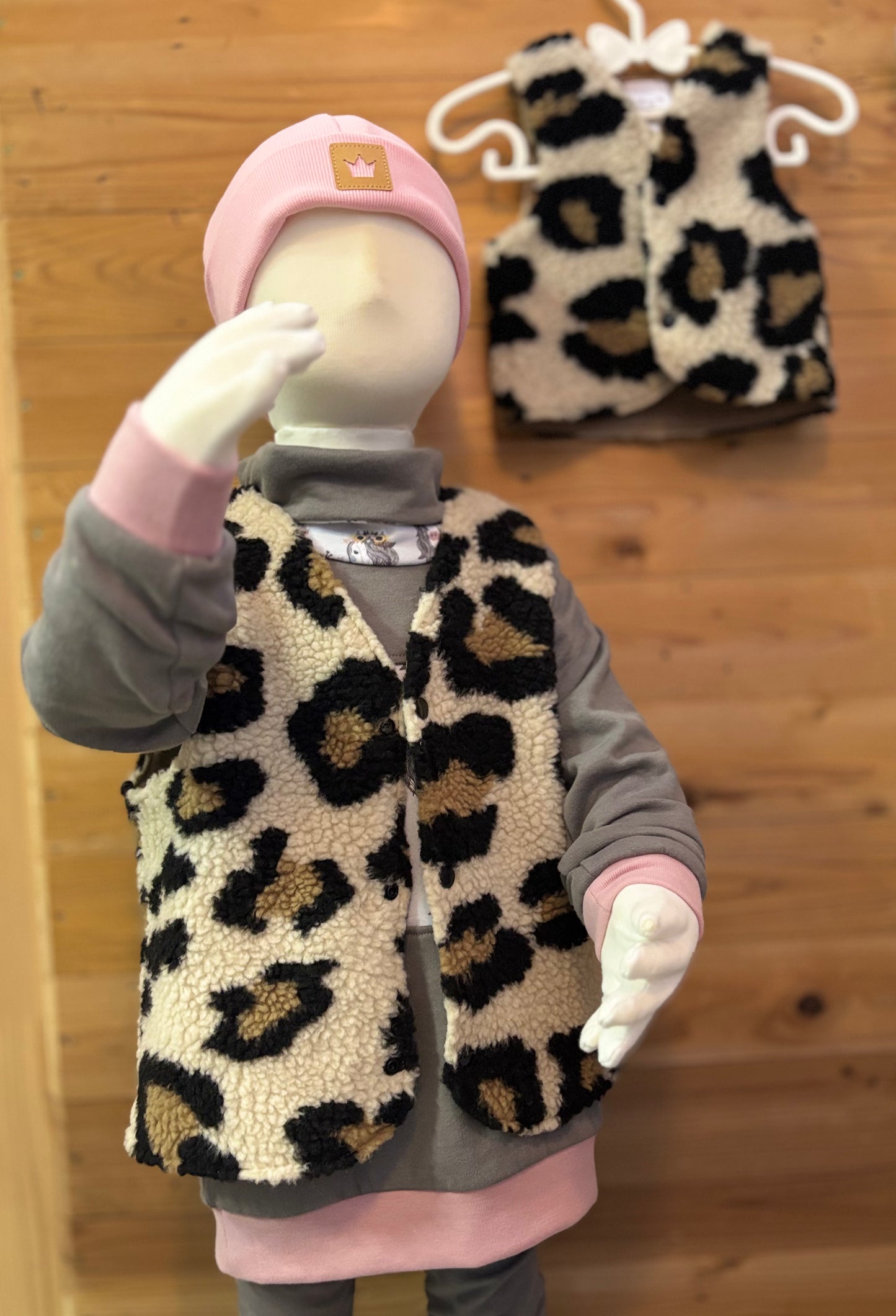 Handgemachte Leo Weste Teddy-Plüsch für Kinder – Frontansicht an Puppe | OhMamaLina