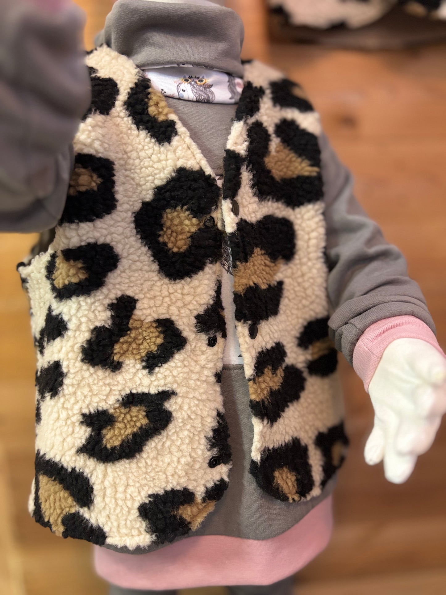 Nahaufnahme vorne Leo-Muster Teddy-Plüsch Kinderweste handgemacht | OhMamaLina
