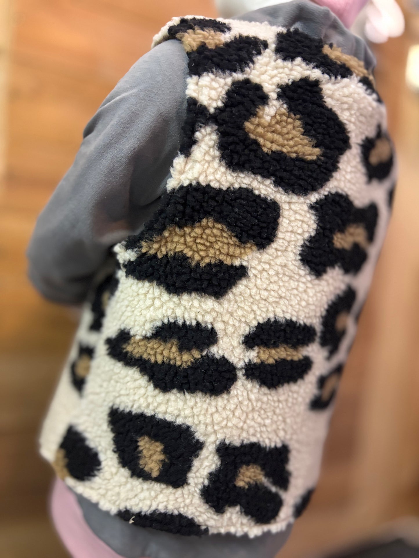 Nahaufnahme hinten seitlich - Leo-Muster Teddy-Plüsch Kinderweste handgemacht | OhMamaLina