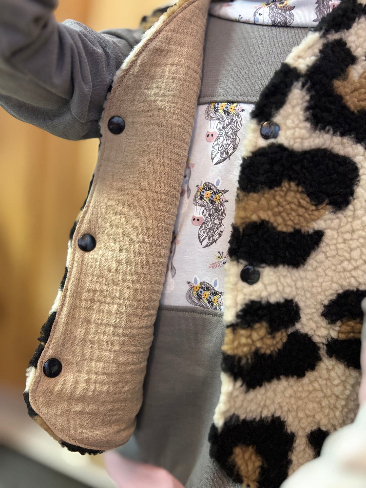 Leo Weste innen Musselin creme außen Teddy-Plüsch – Materialansicht | Druckknöpfe OhMamaLina