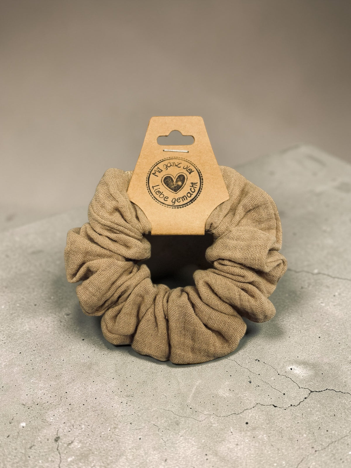 Großer handgemachter Musselin-Scrunchie in Farbe Leinen, ca. 10 cm Außendurchmesser, von oben
