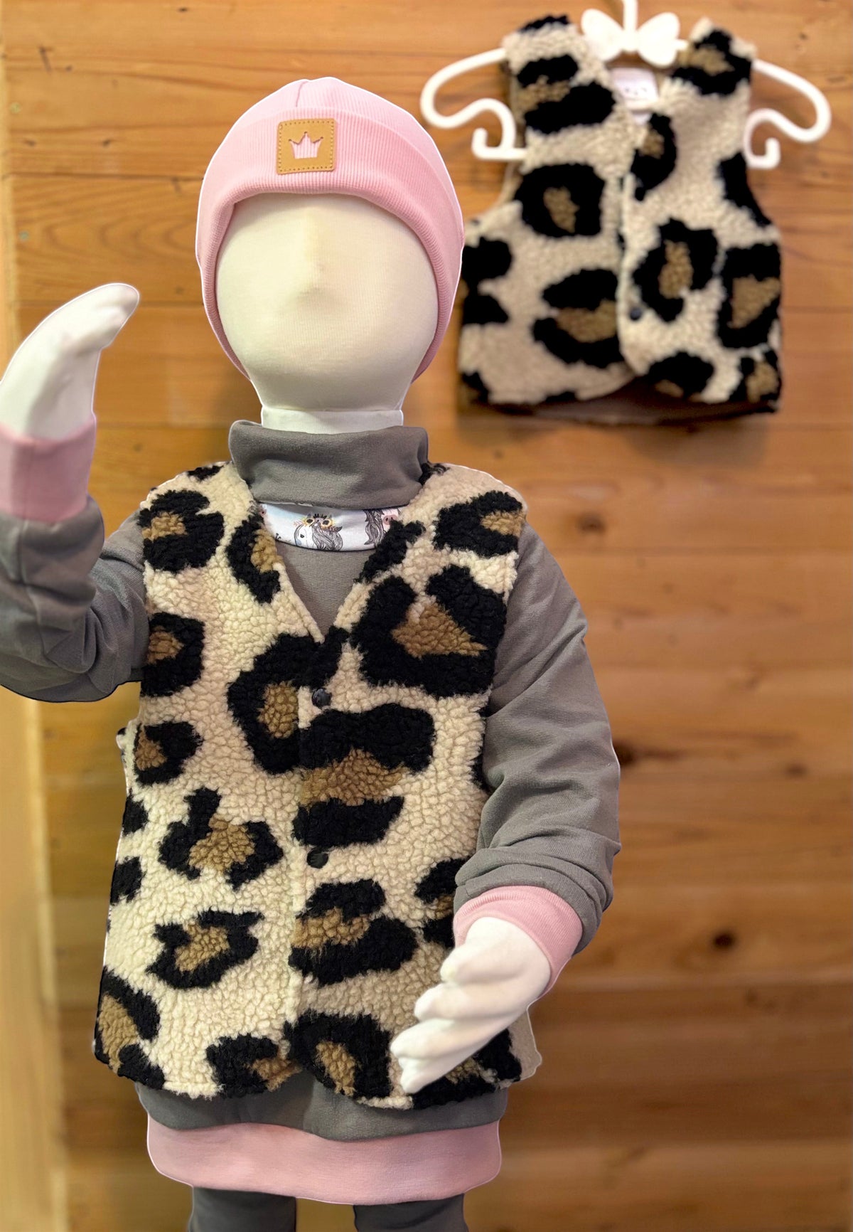 Handgemachte Leo Weste Teddy-Plüsch für Kinder – Frontansicht an Puppe | OhMamaLina