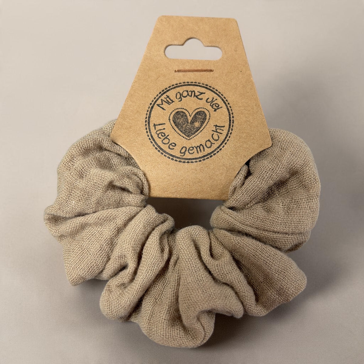 Kleiner handgemachter Musselin-Scrunchie in Farbe Leinen, ca. 8 cm Außendurchmesser, von oben
