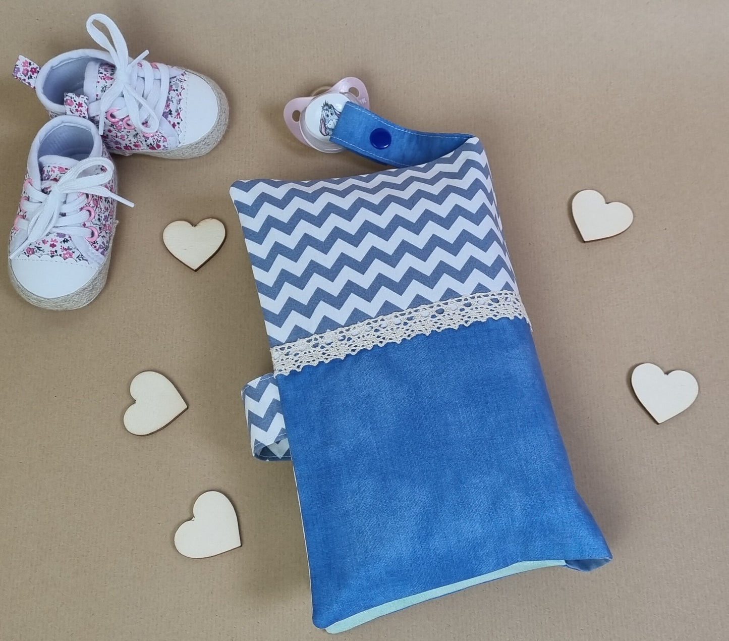 Handgemachte Windeltasche Blau-Weiß Zickzack & Blau mit Spitze-Schnullerband – Rückansicht geschlossen, Flatlay