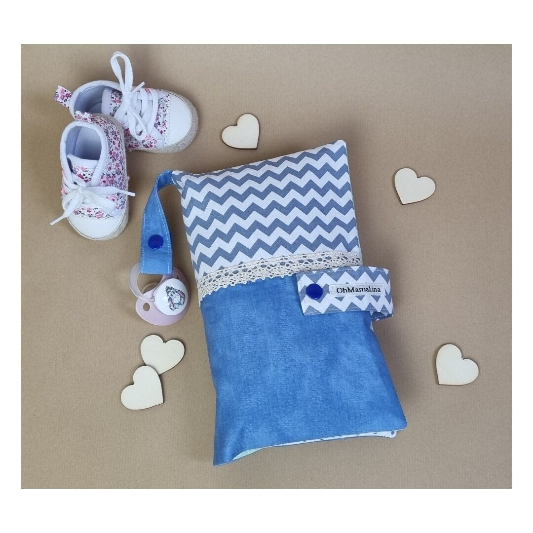 Handgemachte Windeltasche Blau-Weiß Zickzack & Blau mit Spitze-Schnullerband – Vorderansicht geschlossen, Flatlay