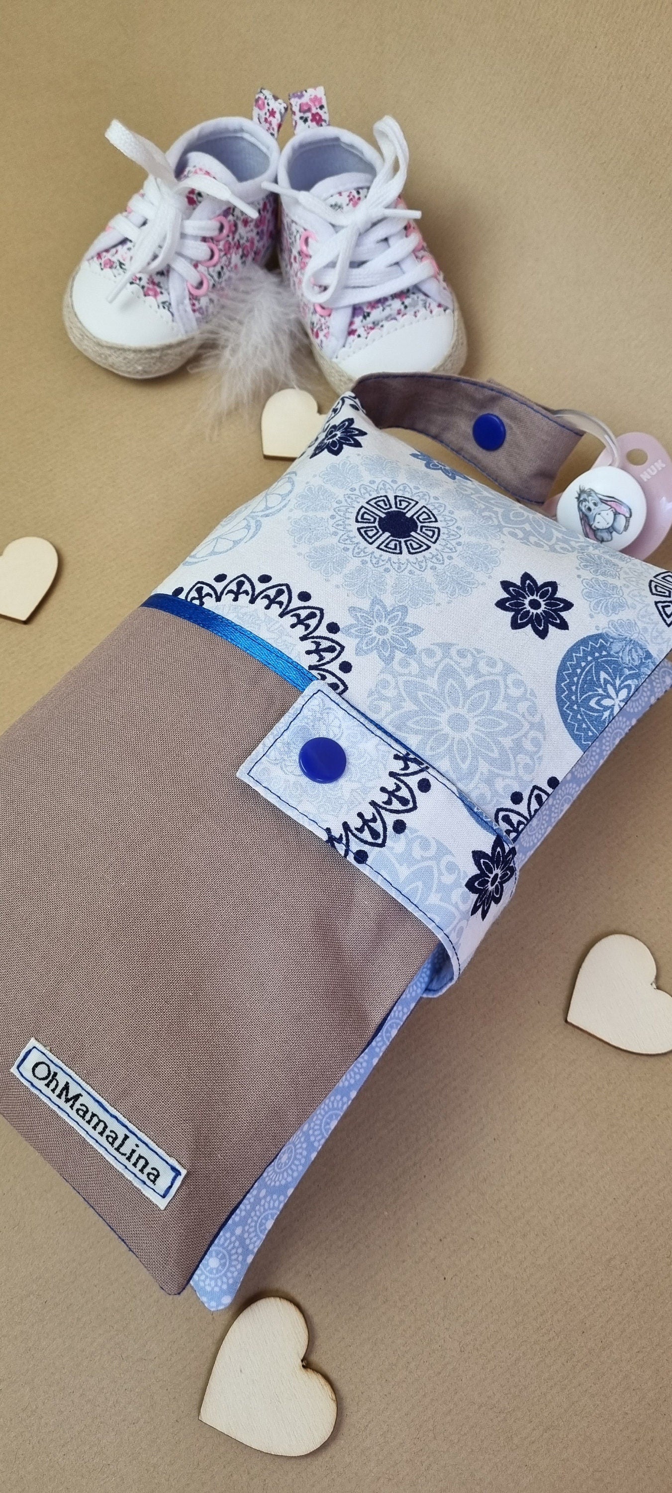 Handgemachte Windeltasche Braun & Weiß-Blau – Nahaufnahme Vorderansicht geschlossen mit Druckknopf und Schnullerband