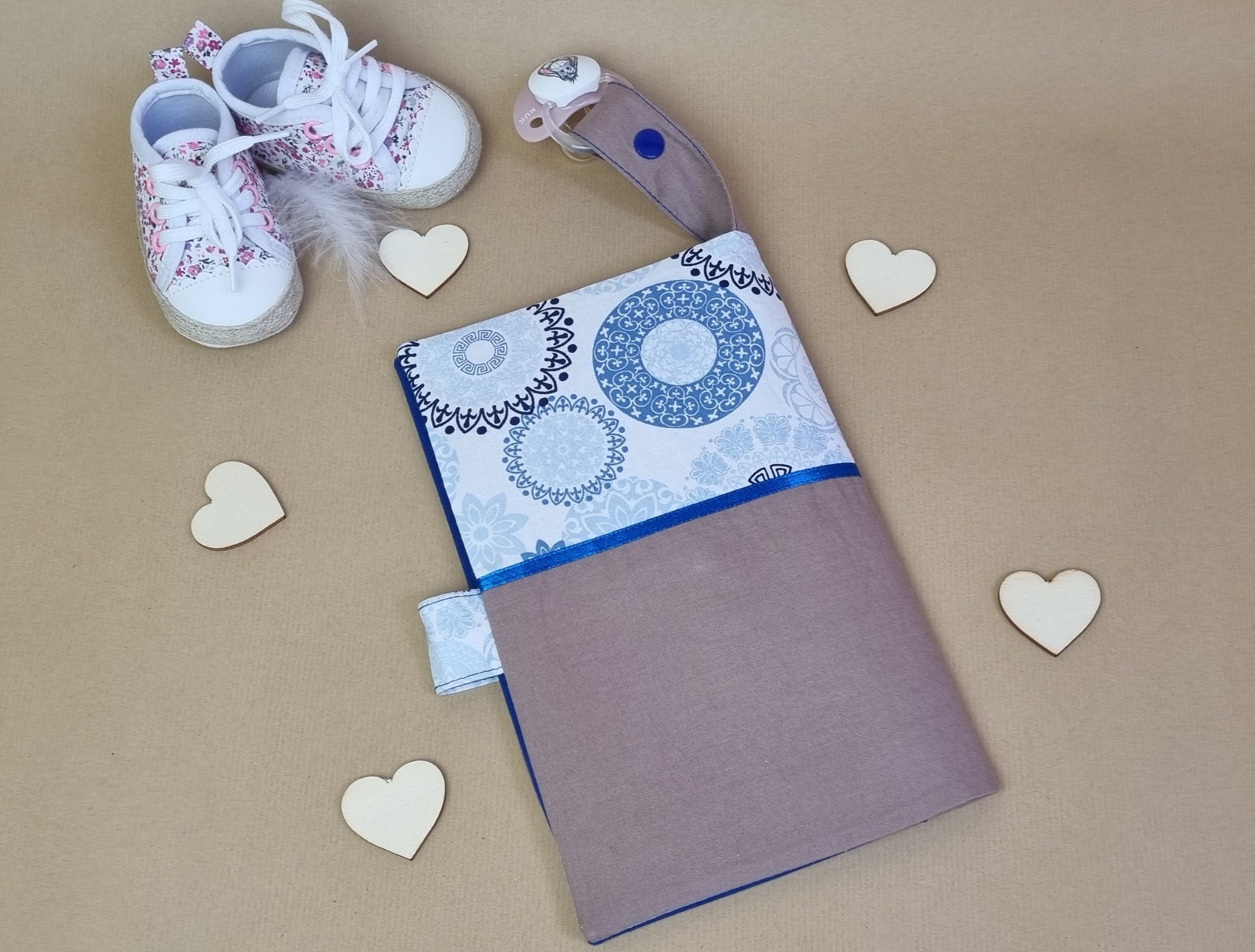 Handgemachte Windeltasche Weiß-Blau & Braun – Rückansicht geschlossen, Flatlay