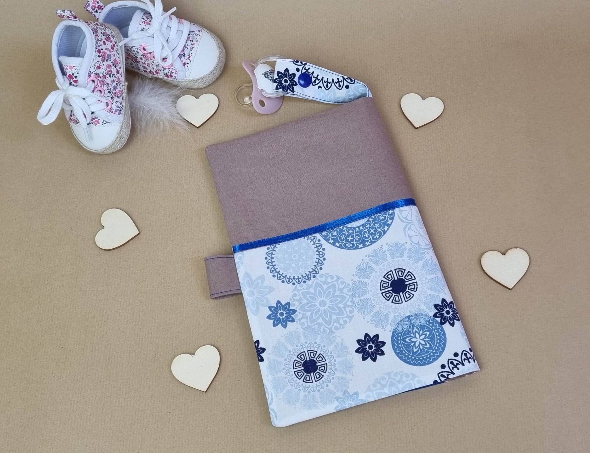 Handgemachte Windeltasche Braun & Weiß-Blau – Rückansicht geschlossen, Flatlay