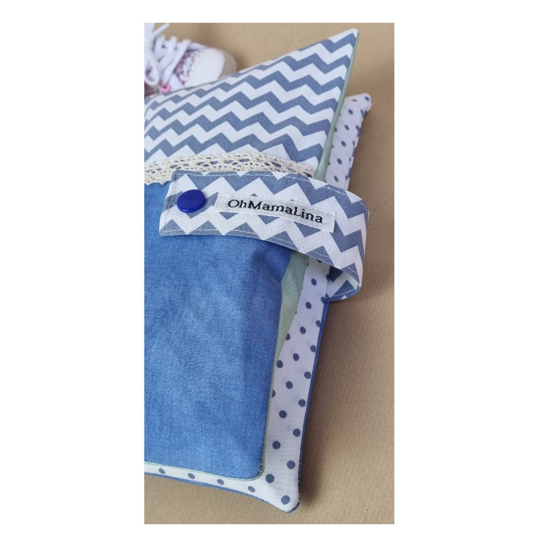 Handgemachte Windeltasche Blau-Weiß Zickzack & Blau mit Spitze – Seitenansicht geschlossen, Flatlay