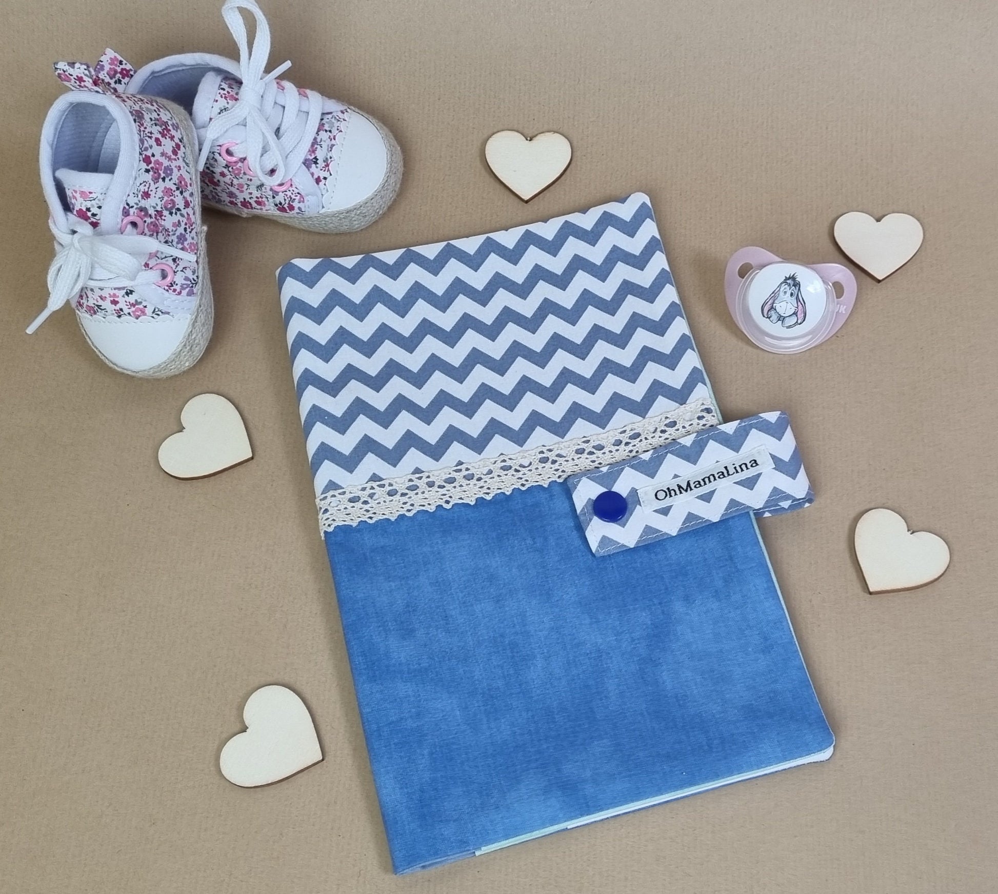 Handgemachte Windeltasche Blau-Weiß Zickzack & Blau mit Spitze – Vorderansicht geschlossen mit OhMamaLina Label, Flatlay