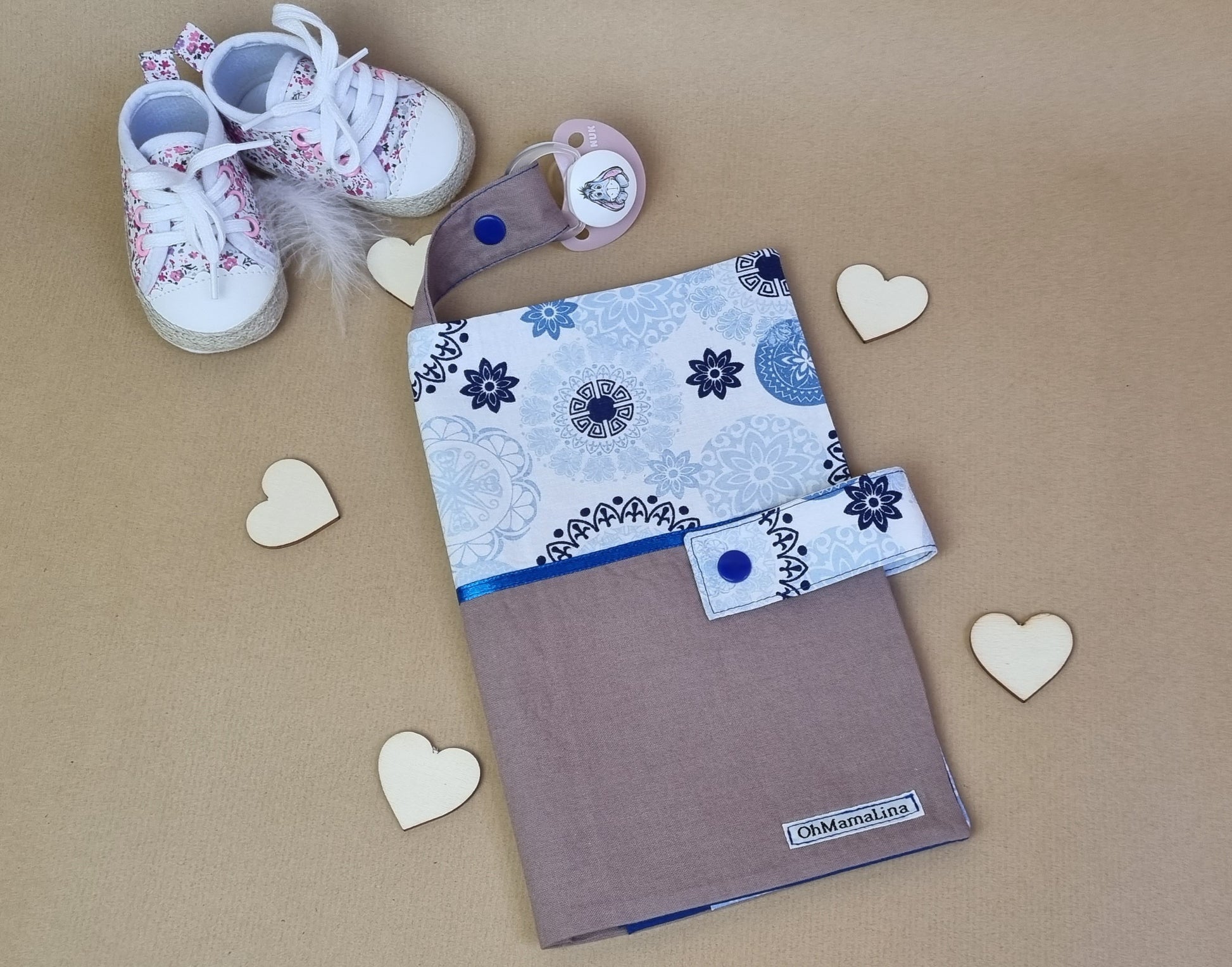 Handgemachte Windeltasche Weiß-Blau & Braun – Vorderansicht geschlossen, Flatlay