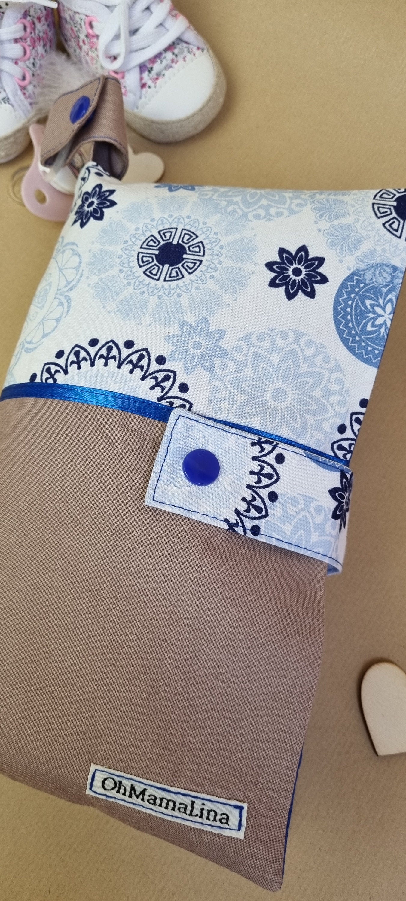 Handgemachte Windeltasche Weiß-Blau & Braun – Nahaufnahme Vorderansicht geschlossen mit Schnullerband mit OhMamaLina Label