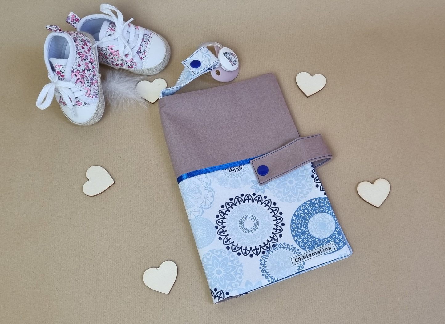 Handgemachte Windeltasche Braun & Weiß-Blau – Vorderansicht geschlossen, Flatlay