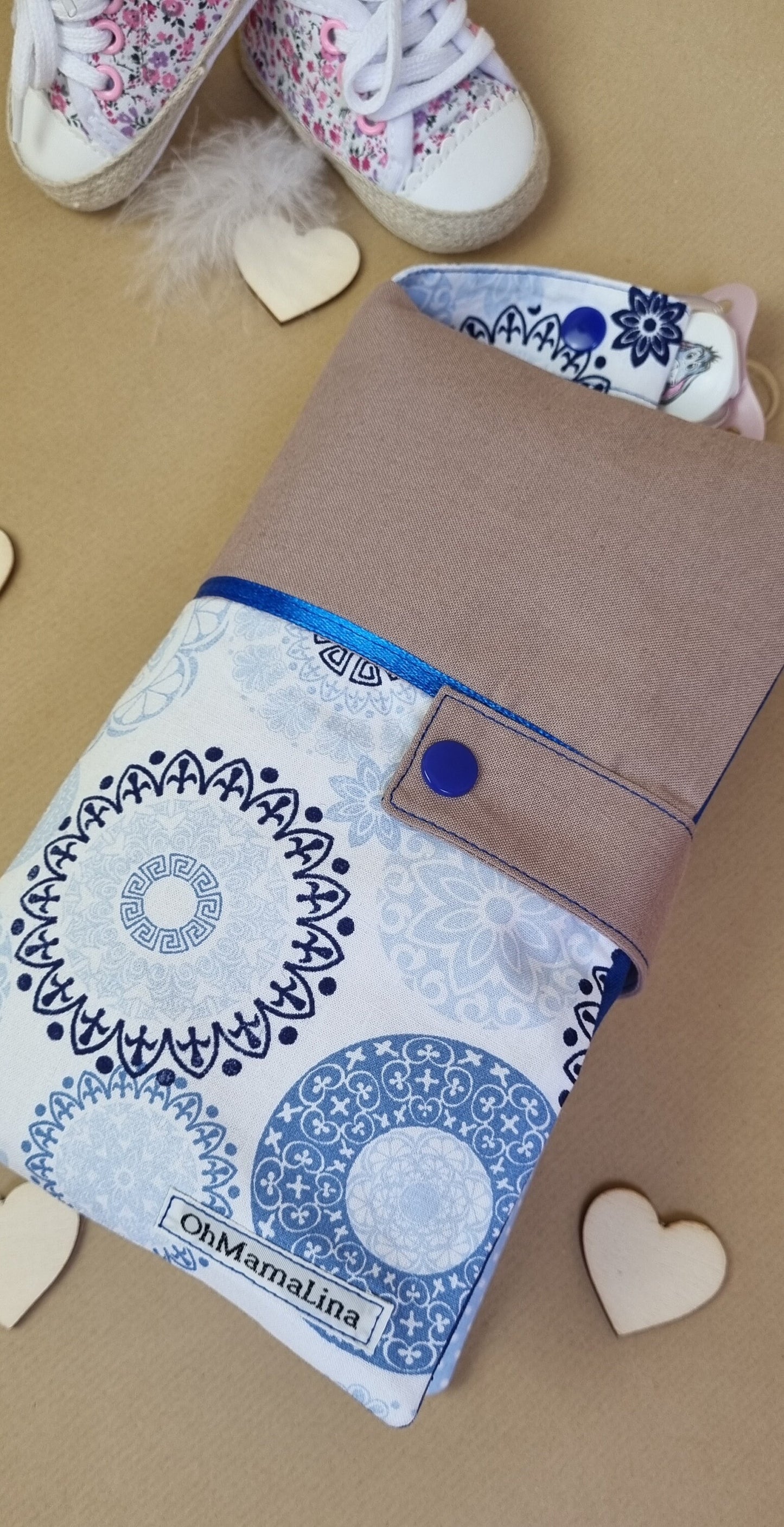 Handgemachte Windeltasche Braun & Weiß-Blau – Nahaufnahme Vorderansicht geschlossen mit OhMamaLina Label