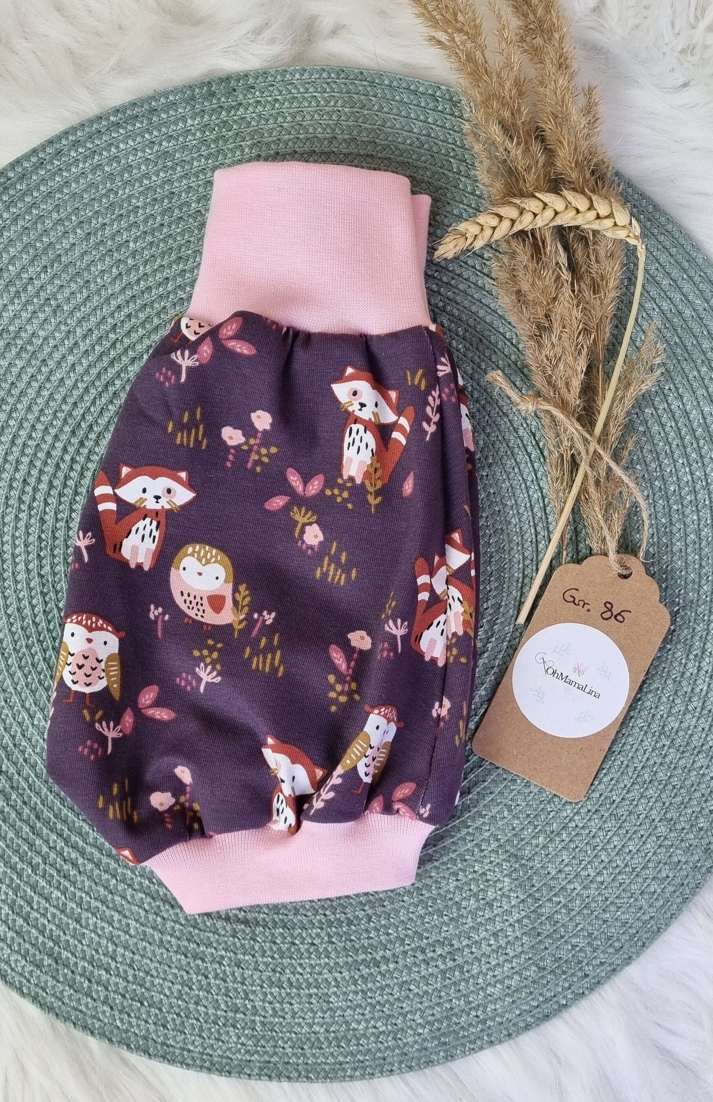 Handgemachte Pumphose Baby & Kleinkind Eule & Fuchs Mauve mit Zart-Rosa Bündchen – zusammengelegt, Flatlay Größe 86