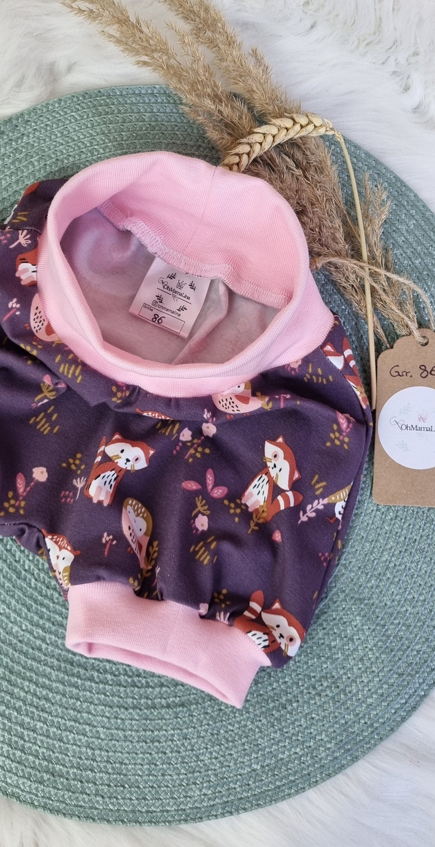 Handgemachte Pumphose Baby & Kleinkind Mauve mit Zart-Rosa Bündchen – Bund geöffnet Gr. 86 mit Blick auf OhMamaLina Label innen