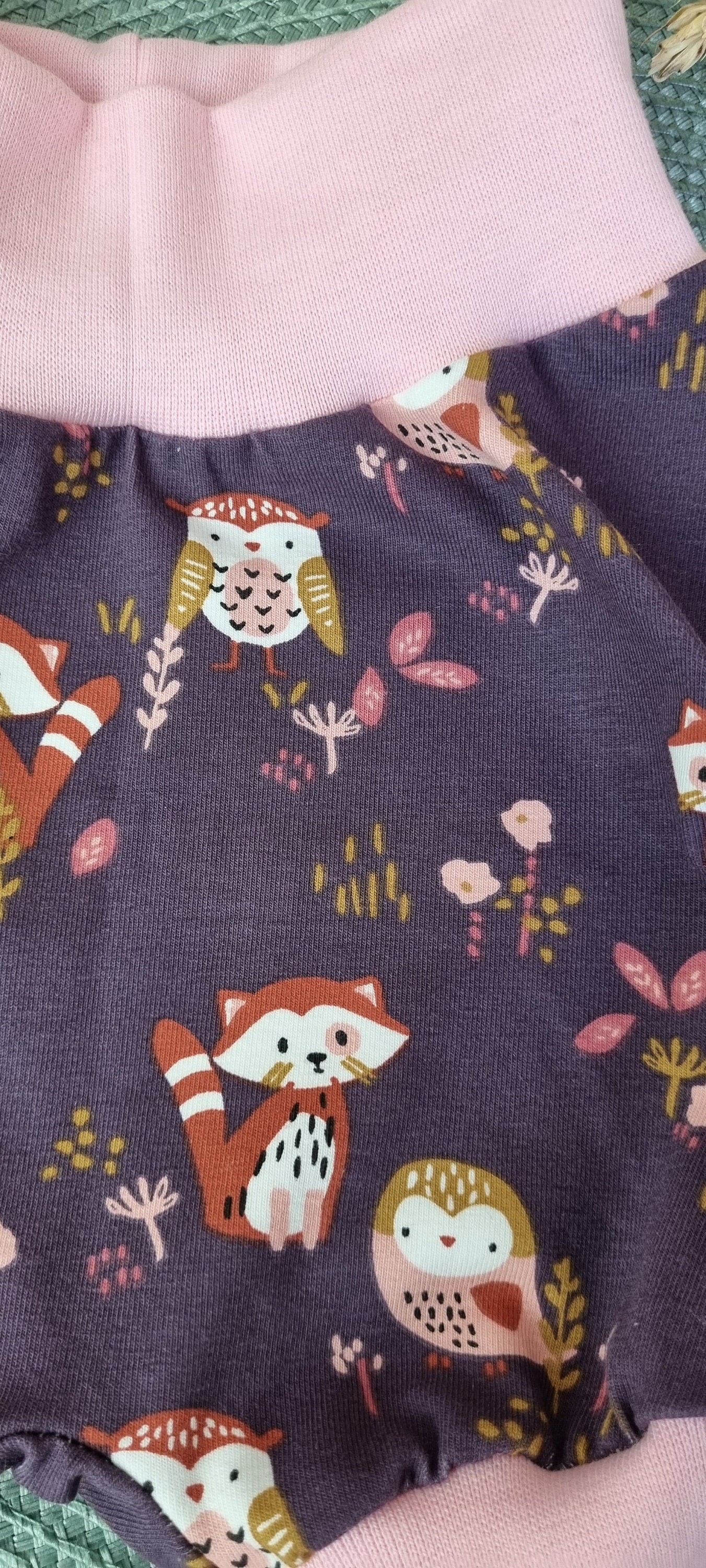 Handgemachte Pumphose Baby & Kleinkind Eule & Fuchs Mauve – Nahaufnahme Tiermuster Eule und Fuchs mit Zart-Rosa Bündchen