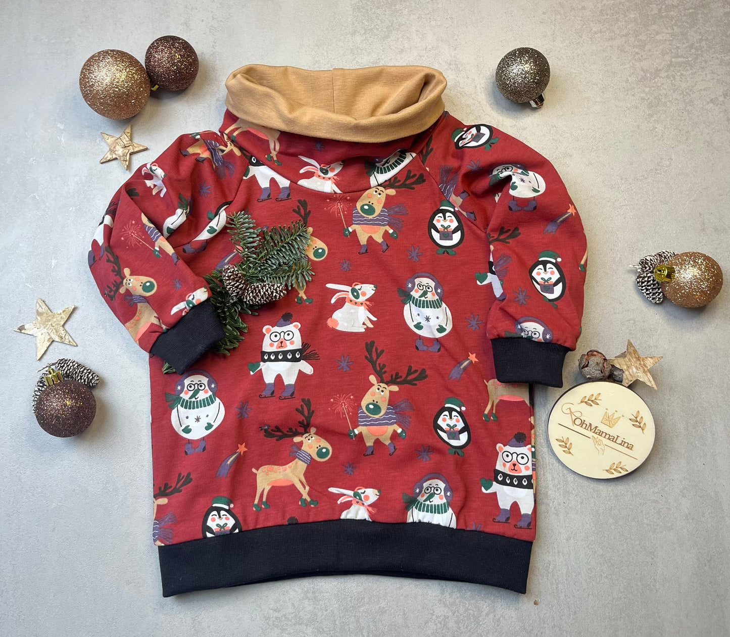 Handgemachter Kinder Weihnachts-Hoodie in Rot mit Weihnachtstieren-Motiv und beigem Kragen – Vorderansicht