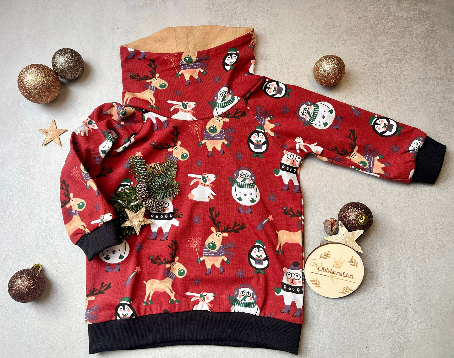 Handgemachter Kinder Weihnachts-Hoodie in Rot mit Weihnachtstieren-Motiv – Vorderansicht, ein Arm ausgelegt