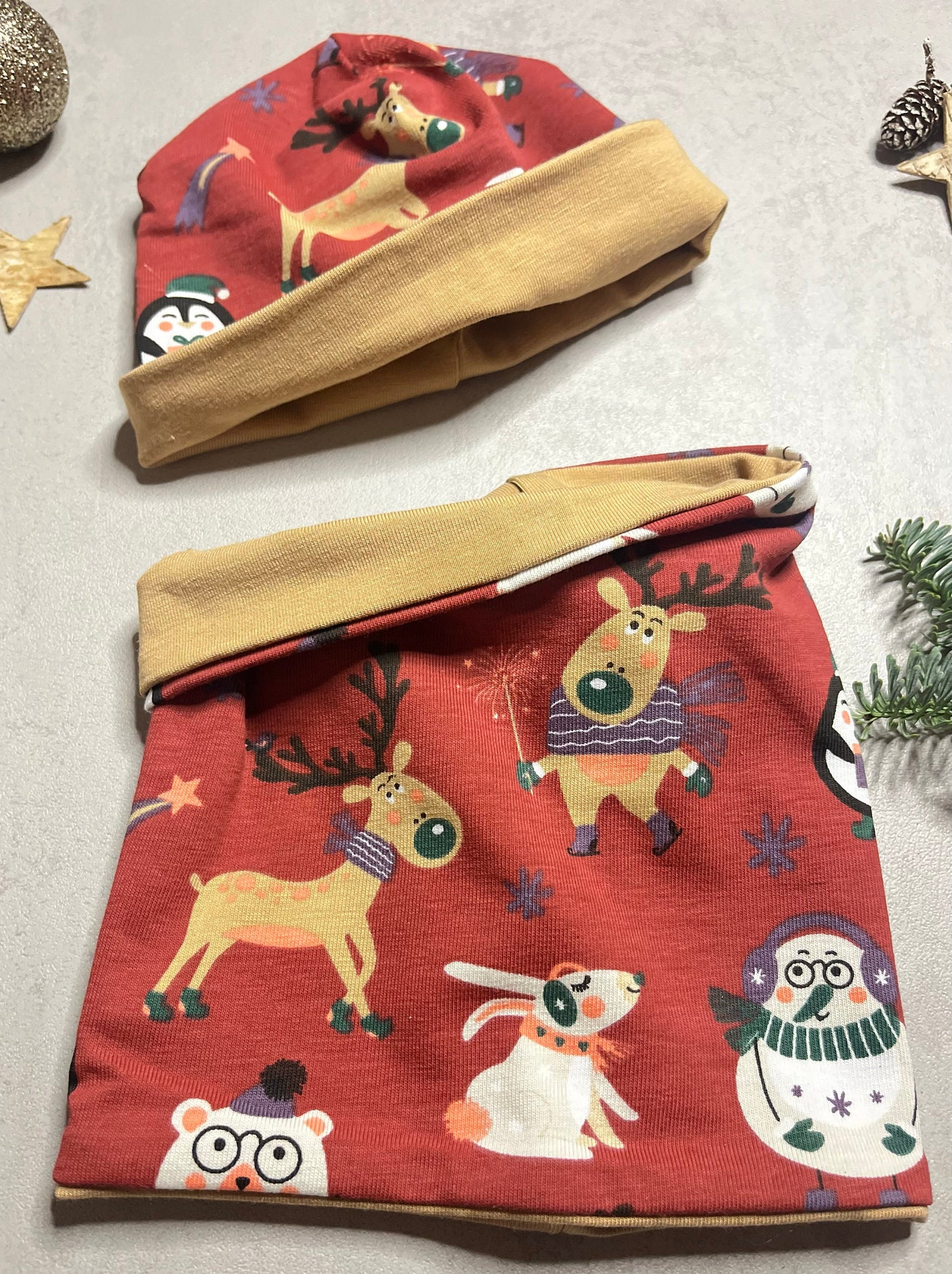 Handgemachtes Weihnachts Beanie & Loop Set – umgeschlagen, Innenstoff sichtbar | Limited Edition OhMamaLina