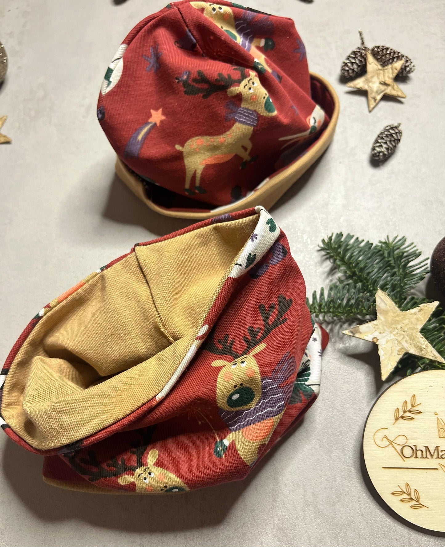 Handgemachtes Weihnachts Beanie & Loop Set – umgeschlagen, aufgestellt, leichte Draufsicht | Limited Edition OhMamaLina