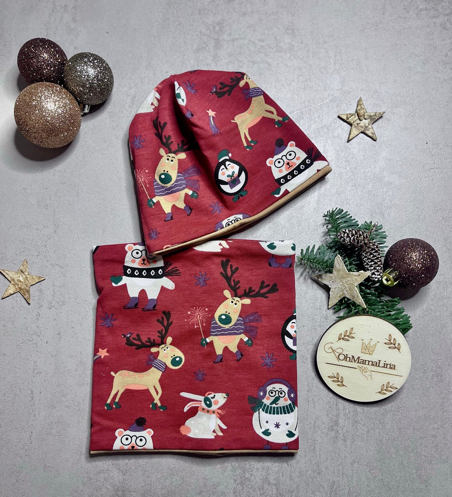 Handgemachtes Weihnachts Beanie & Loop Set – Mütze und Loop liegend, Vorderansicht | Limited Edition OhMamaLina