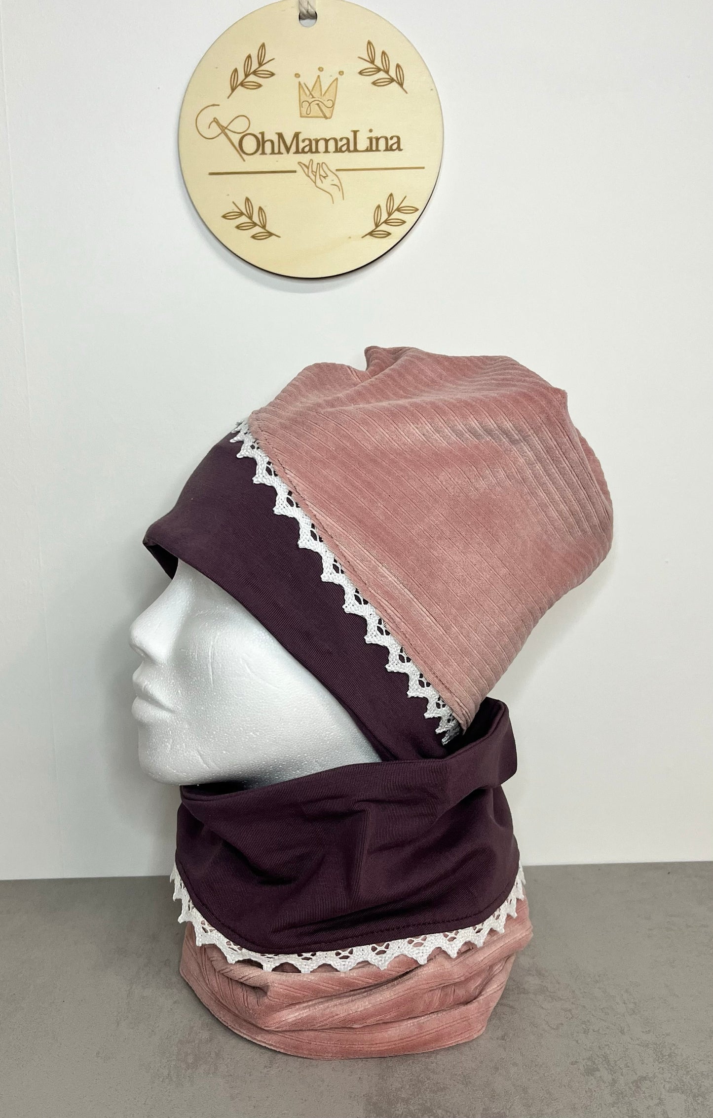 Handgemachtes Beanie & Loop Set Rosa-Lila – Beanie auf Kopf, Loop, Seitenansicht links | OhMamaLina