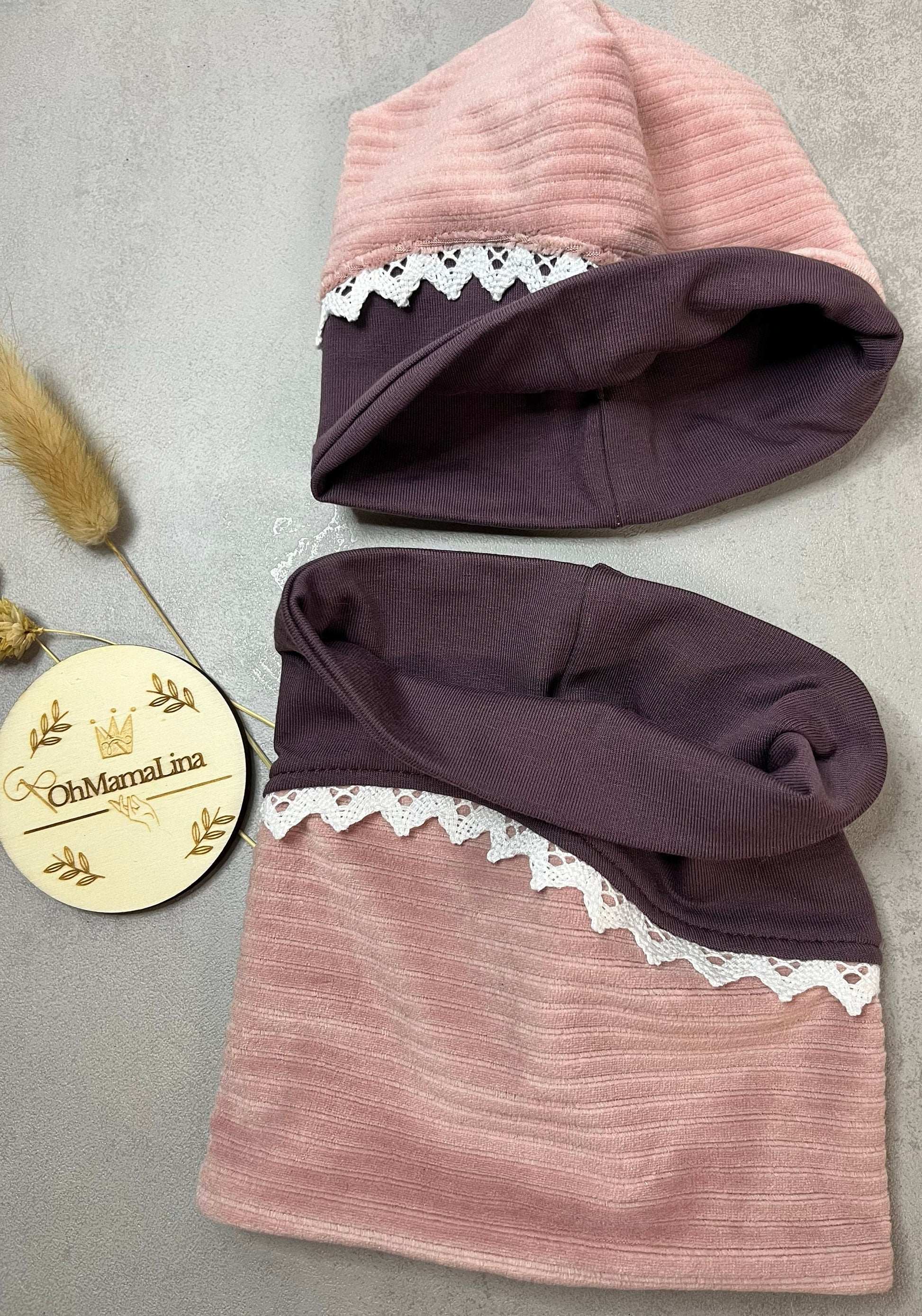 Handgemachtes Beanie & Loop Set Rosa-Lila – liegend umgeschlagen, Innenstoff sichtbar | OhMamaLina