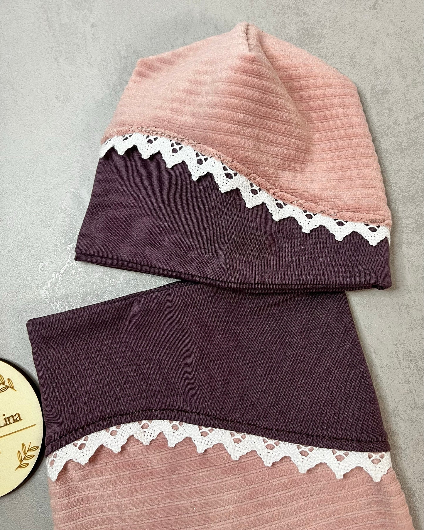 Handgemachtes Beanie & Loop Set Rosa-Lila – Nahansicht Beanie & Loop | OhMamaLina