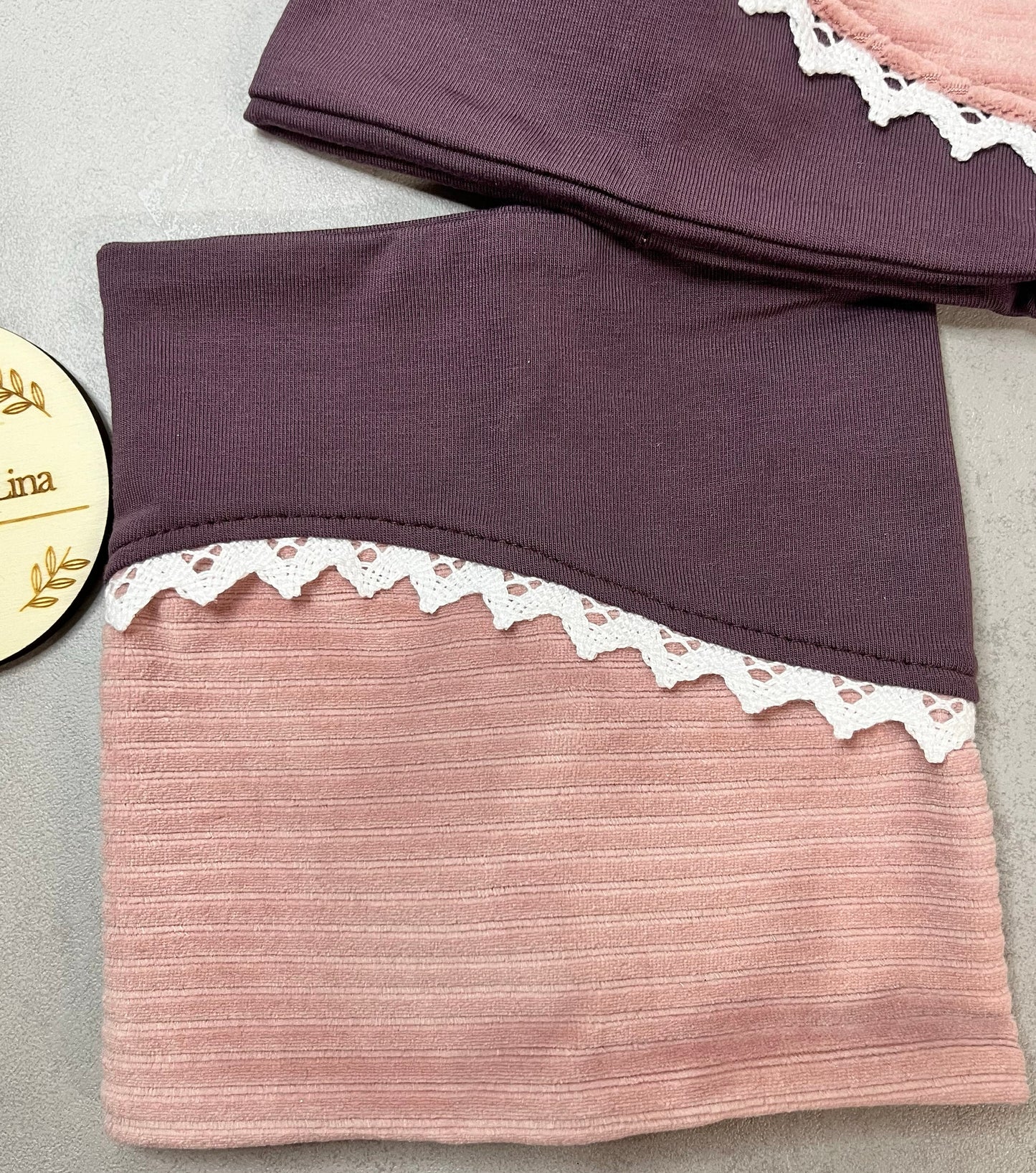 Handgemachtes Beanie & Loop Set Rosa-Lila – noch nähere Ansicht Beanie & Loop | OhMamaLina