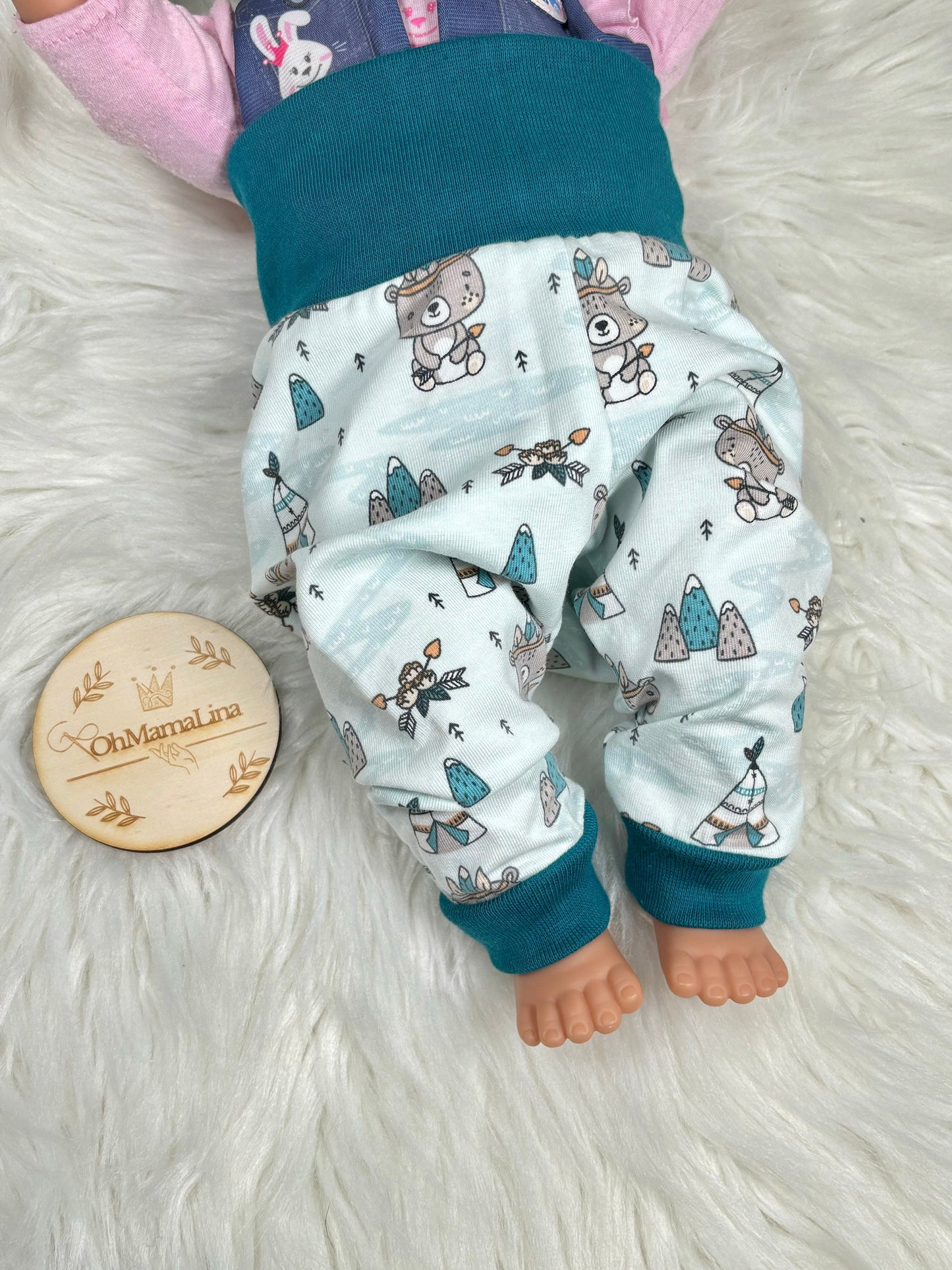 Handgemachte Baby Leggings mit Indianer-Bär-Motiv und petrolblauem Bündchen – Vorderansicht