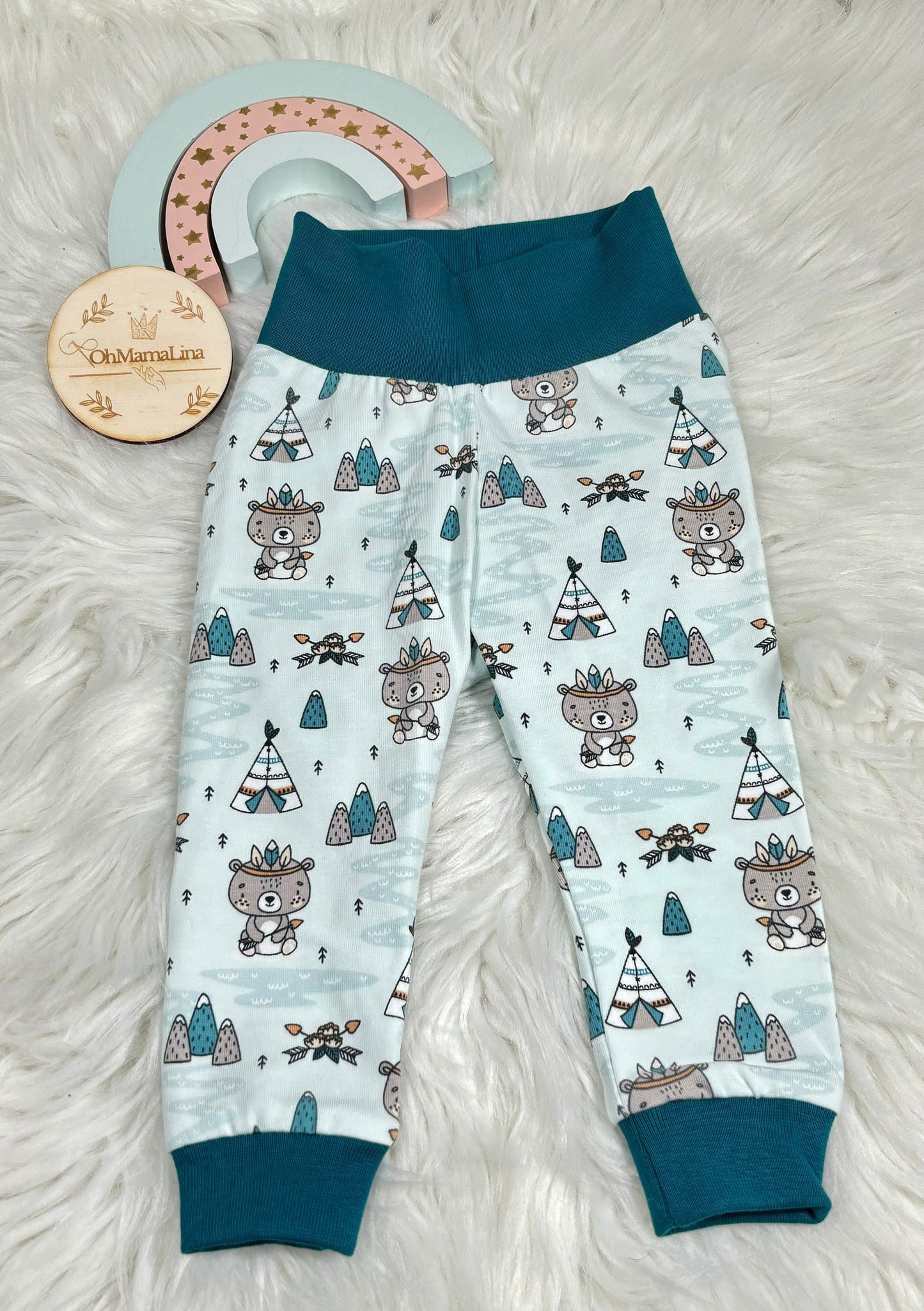 Handgemachte Baby Leggings mit Indianer-Bär-Motiv und petrolblauem Bündchen – Vorderansicht