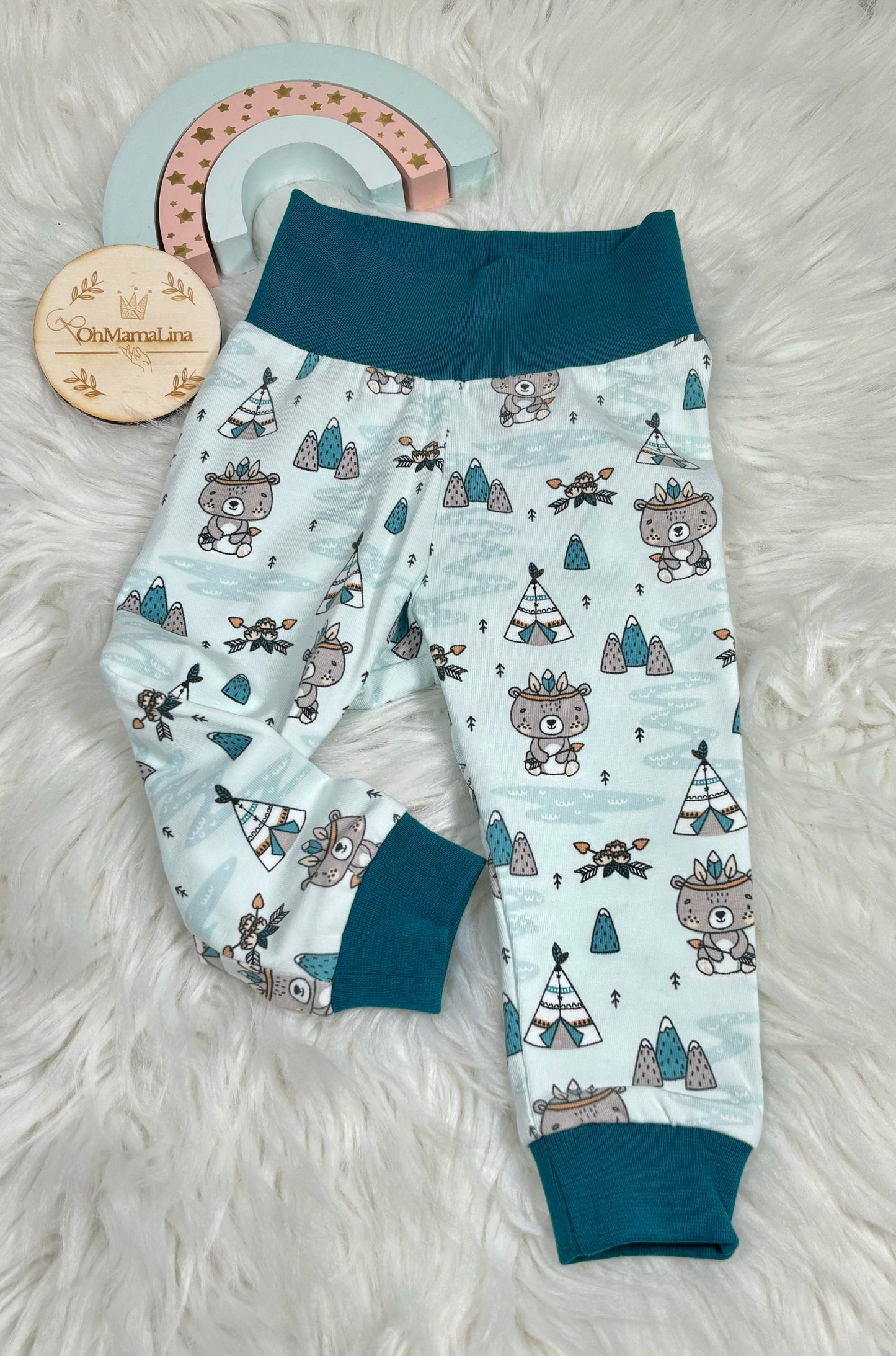 Handgemachte Baby Leggings mit Indianer-Bär-Motiv und petrolblauem Bündchen – Vorderansicht