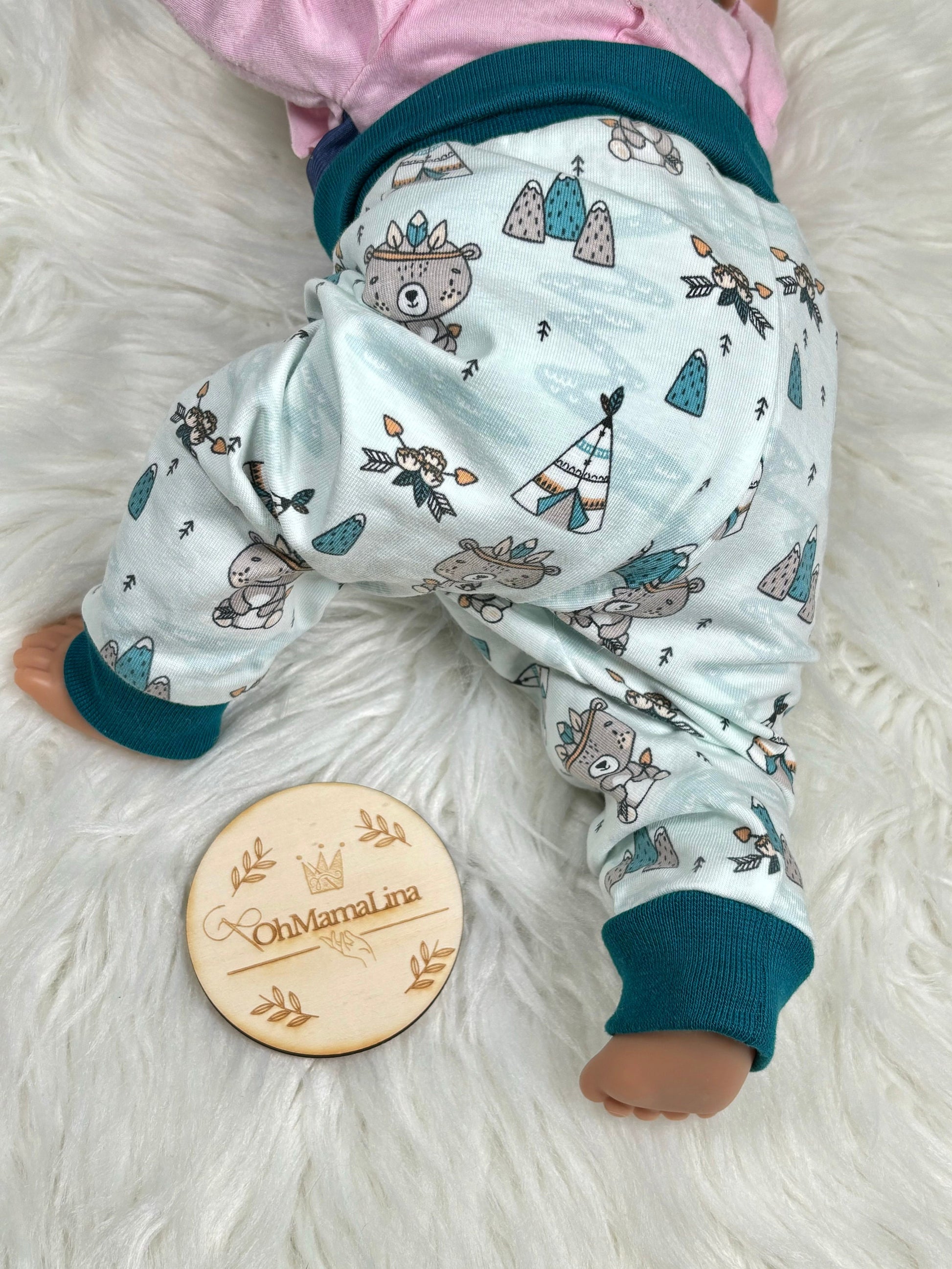 Handgemachte Baby Leggings mit Indianer-Bär-Motiv – Rückenansicht