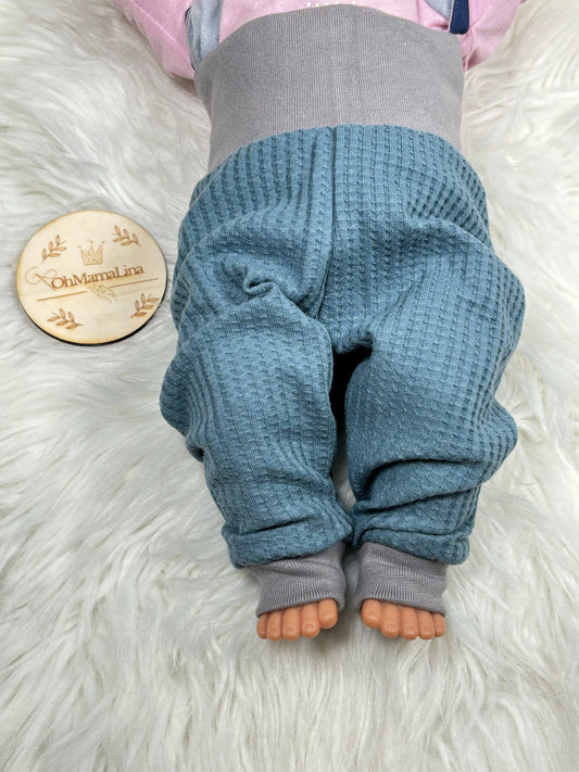  Handgemachte Baby Leggings in Rauchblau aus Waffeljersey mit hellgrauem Bündchen