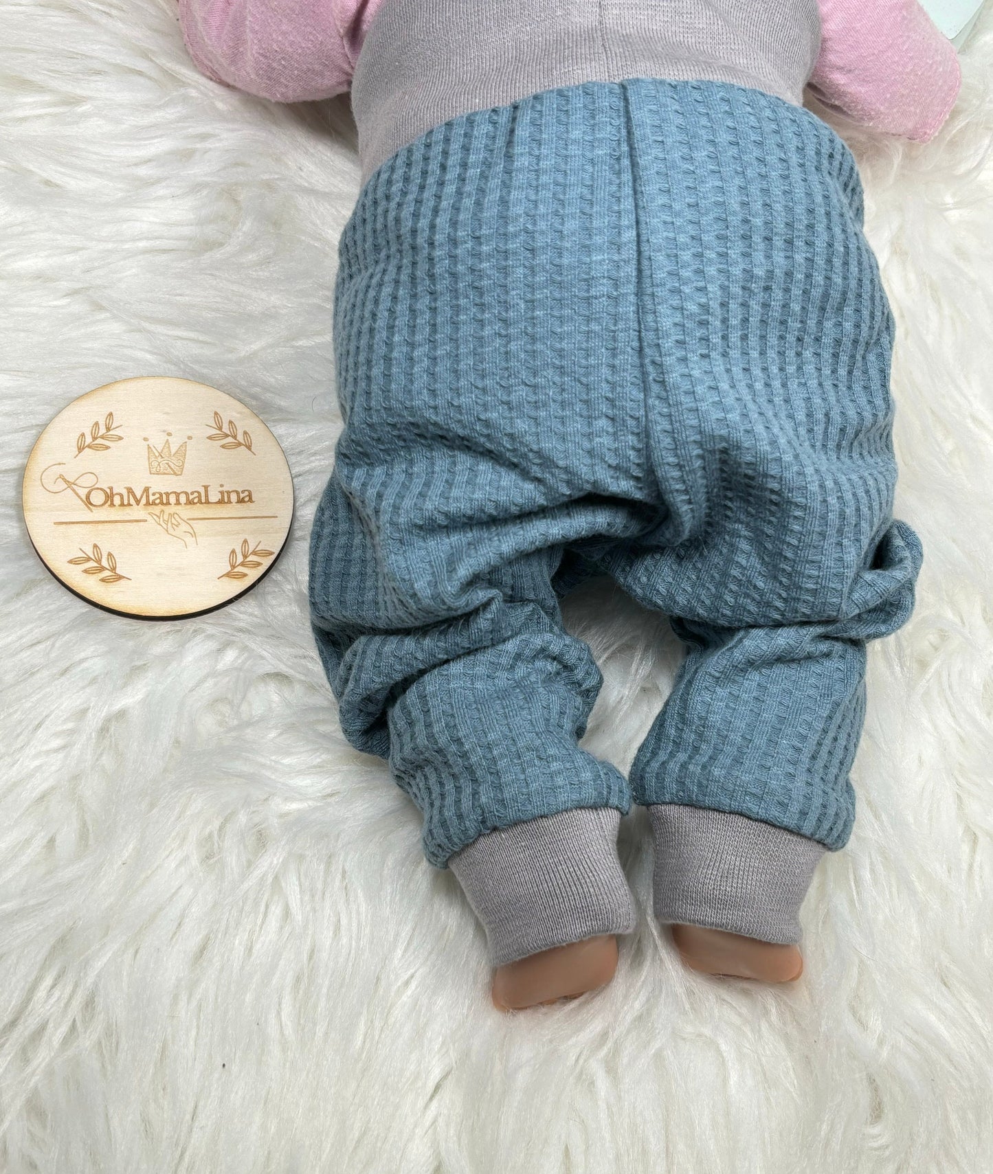 Handgemachte Baby Leggings in Rauchblau an Baby – Rückenansicht