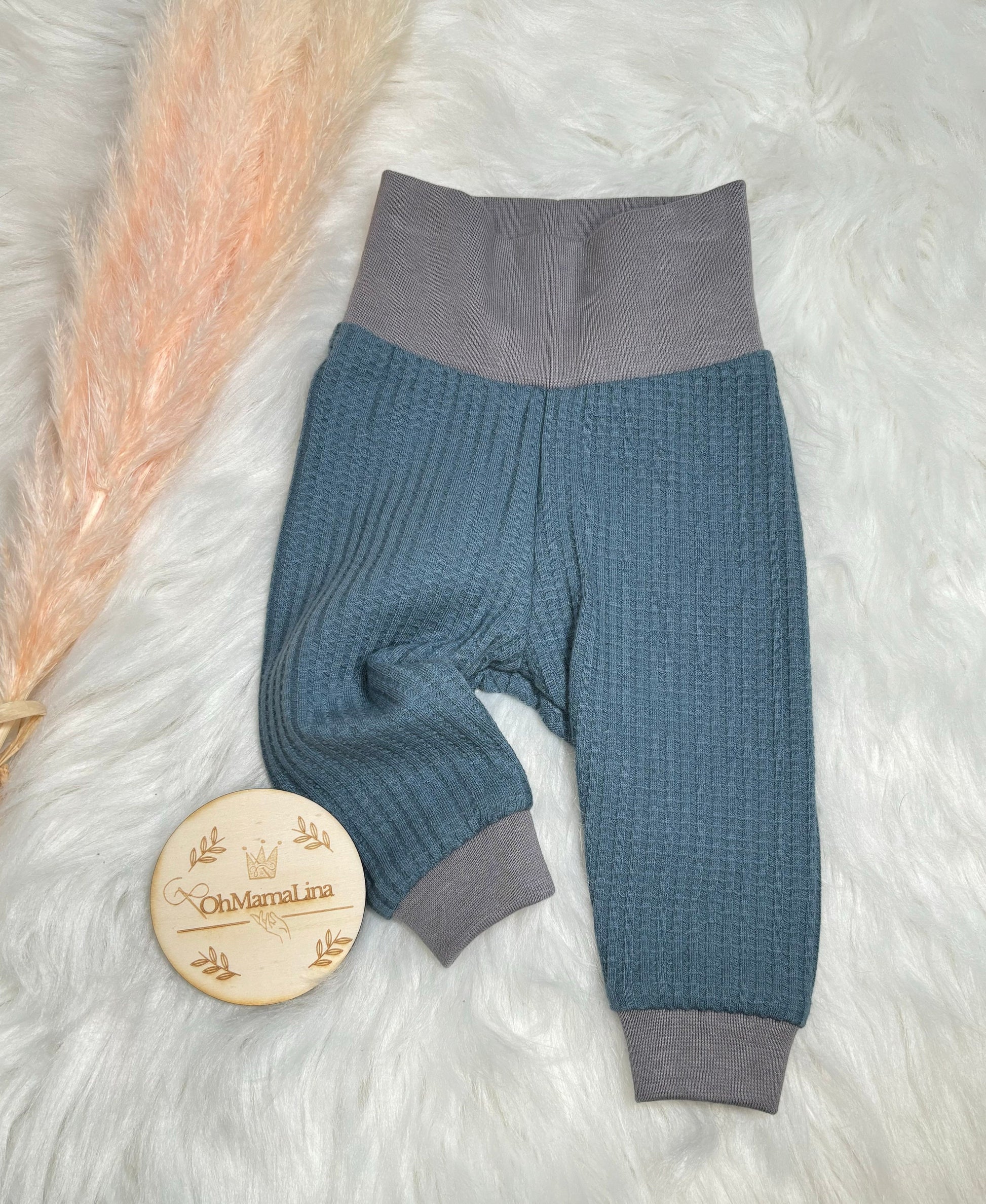 Handgemachte Baby Leggings in Rauchblau mit hellgrauem Bund – Vorderansicht
