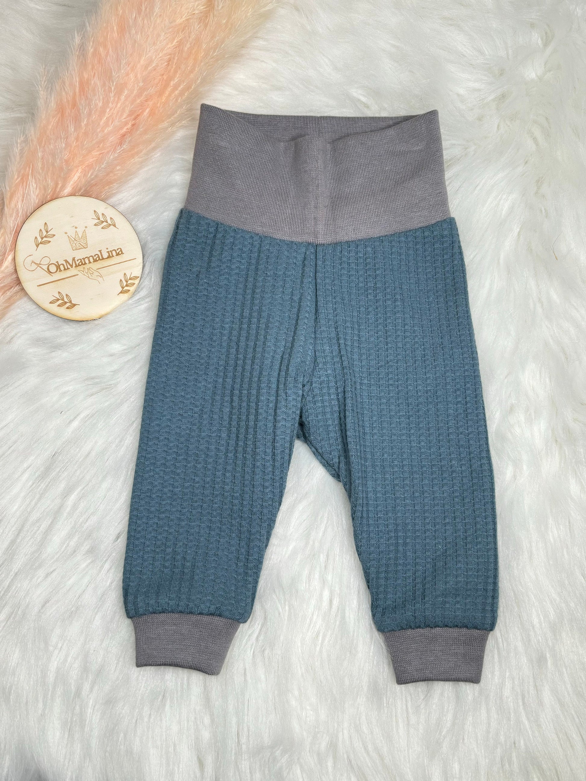 Handgemachte Kinderhose in Rauchblau aus Waffeljersey mit hellgrauem Bündchen