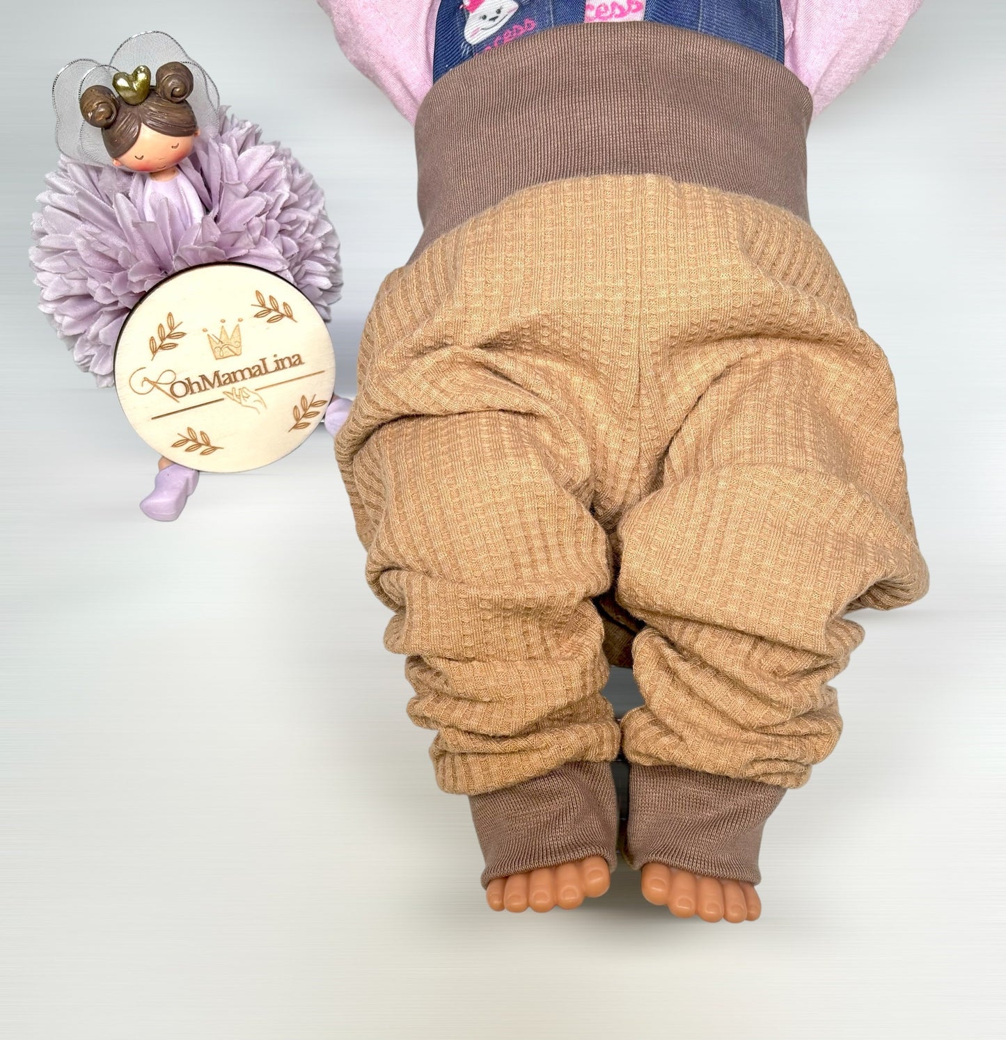 Handgemachte Baby Leggings in Karamell aus Waffeljersey mit braunem Bündchen – Vorderansicht an Baby