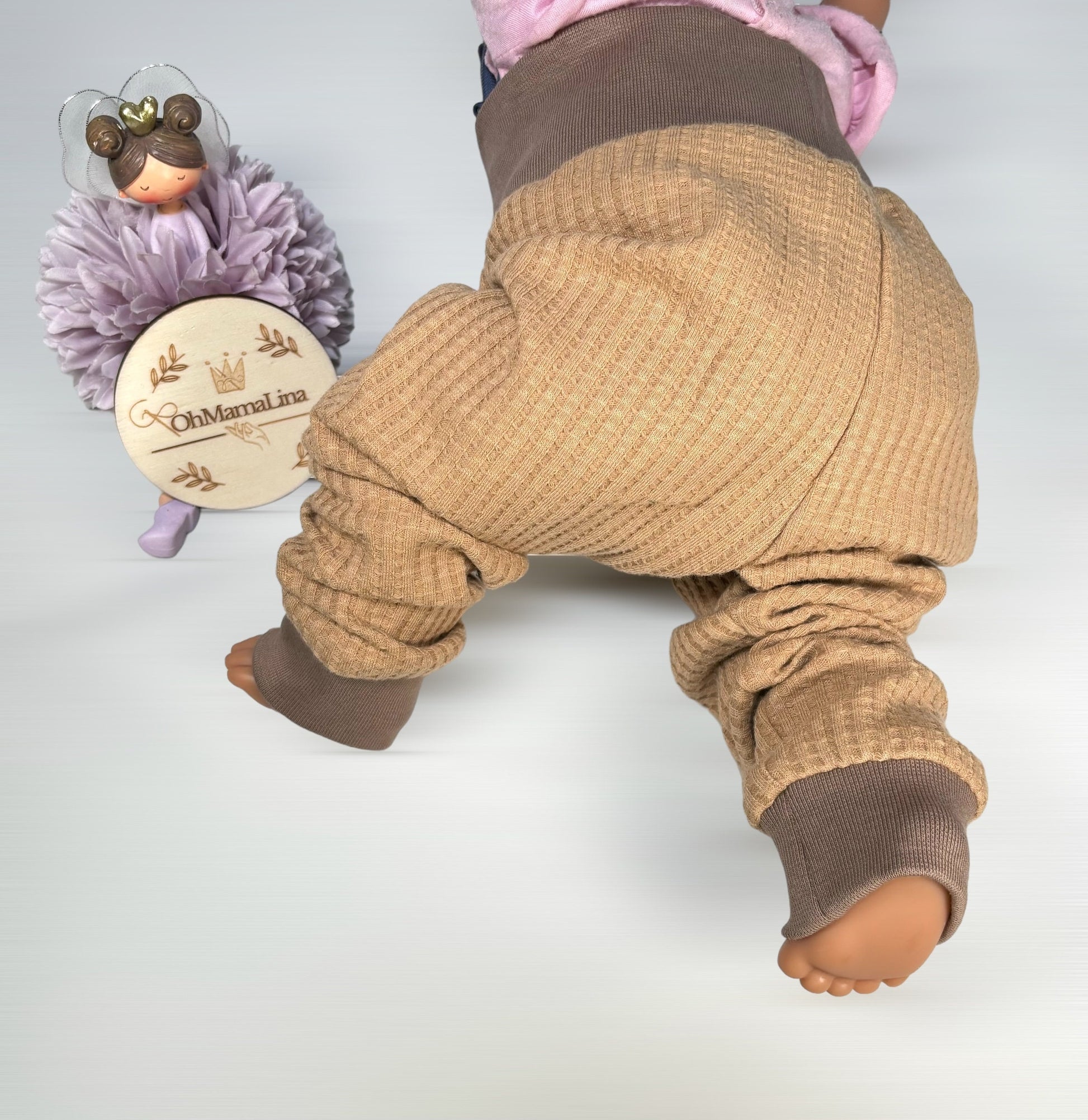 Handgemachte Baby Leggings in Karamell aus Waffeljersey – Baby krabbelt, Seitenansicht