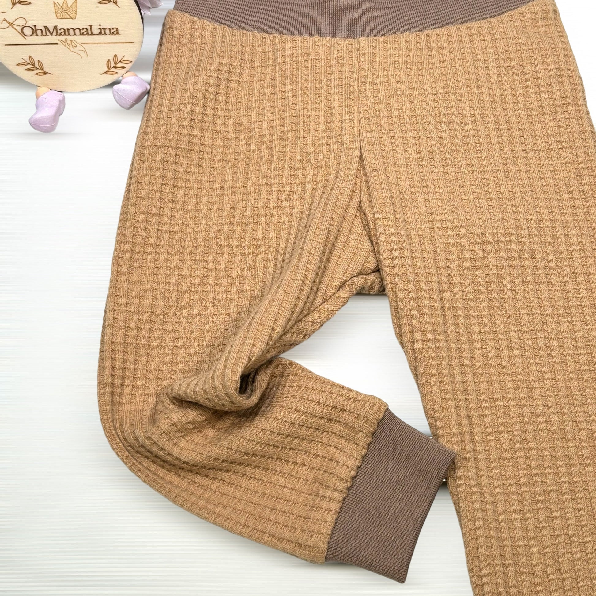 Handgemachte Baby Leggings in Karamell – Detailansicht Waffeljersey mit braunem Bündchen