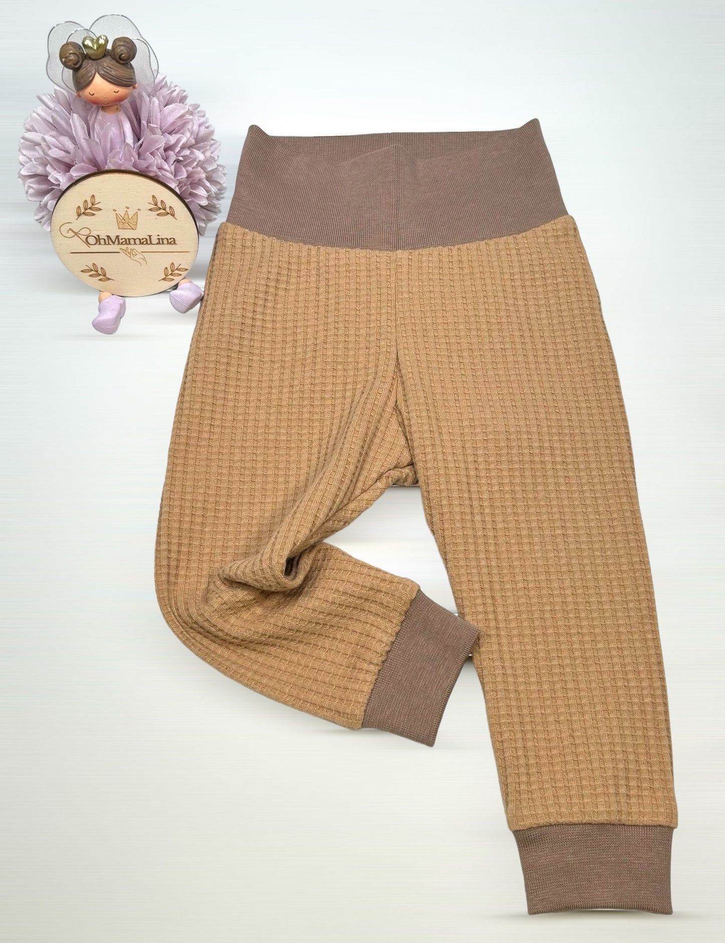 andgemachte Kinderhose in Karamell aus Waffeljersey mit braunem Bündchen – liegend ohne Baby