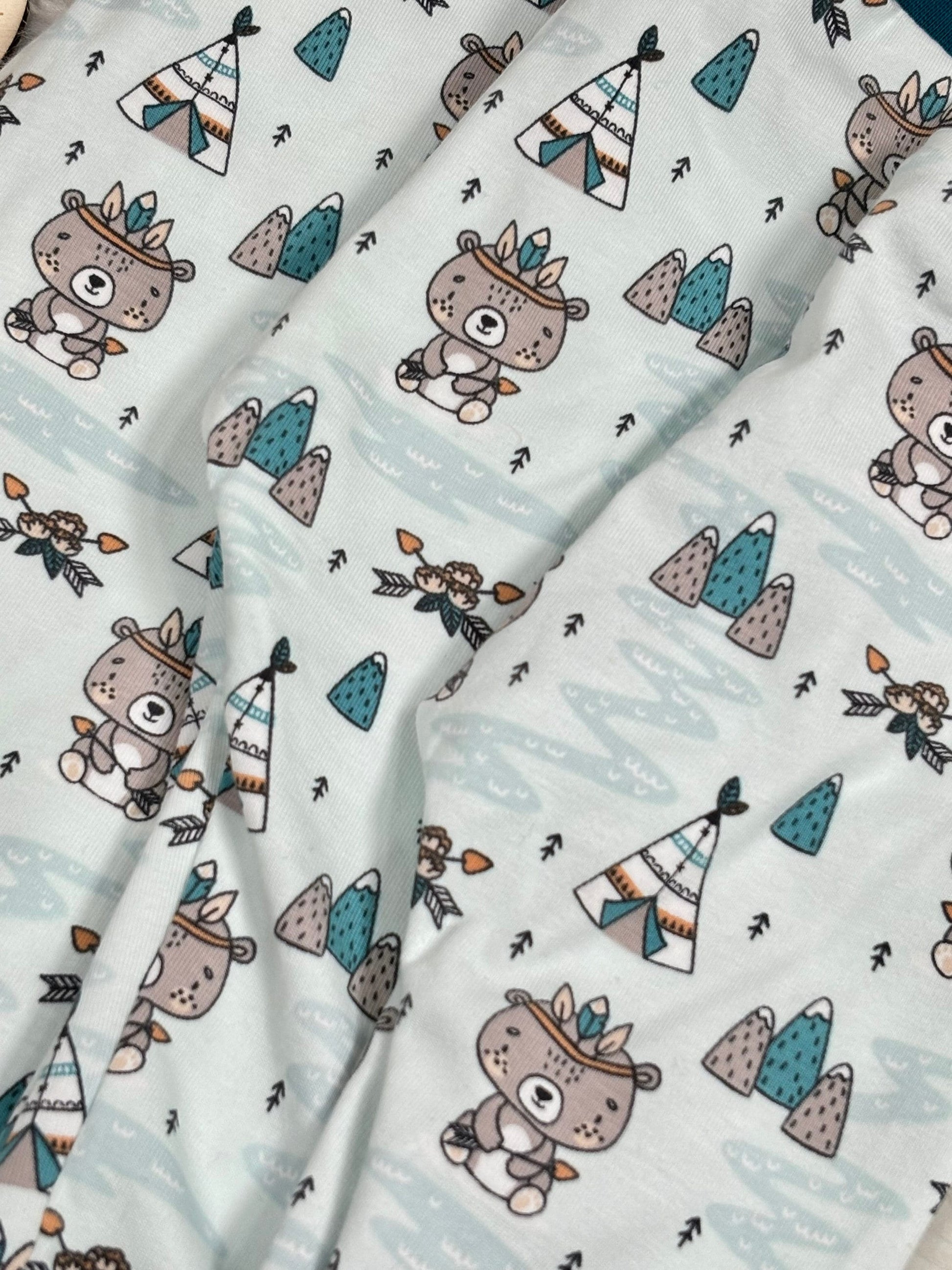 Handgemachte Baby Leggings mit Indianer-Bär-Motiv – Detailansicht Stoff Nahaufnahme