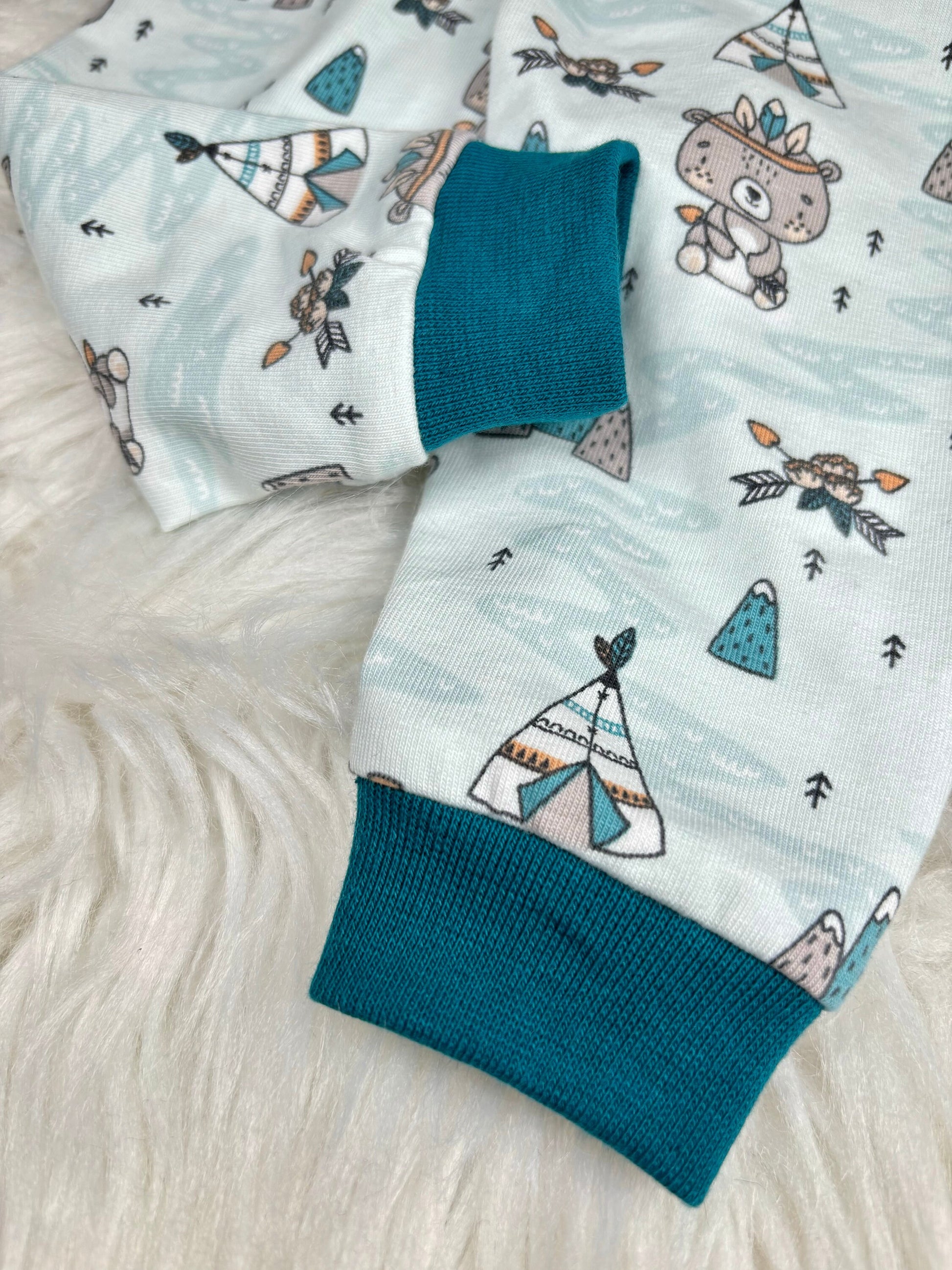 Handgemachte Baby Leggings mit Indianer-Bär-Motiv – Detailansicht Bein mit petrolblauem Bündchen